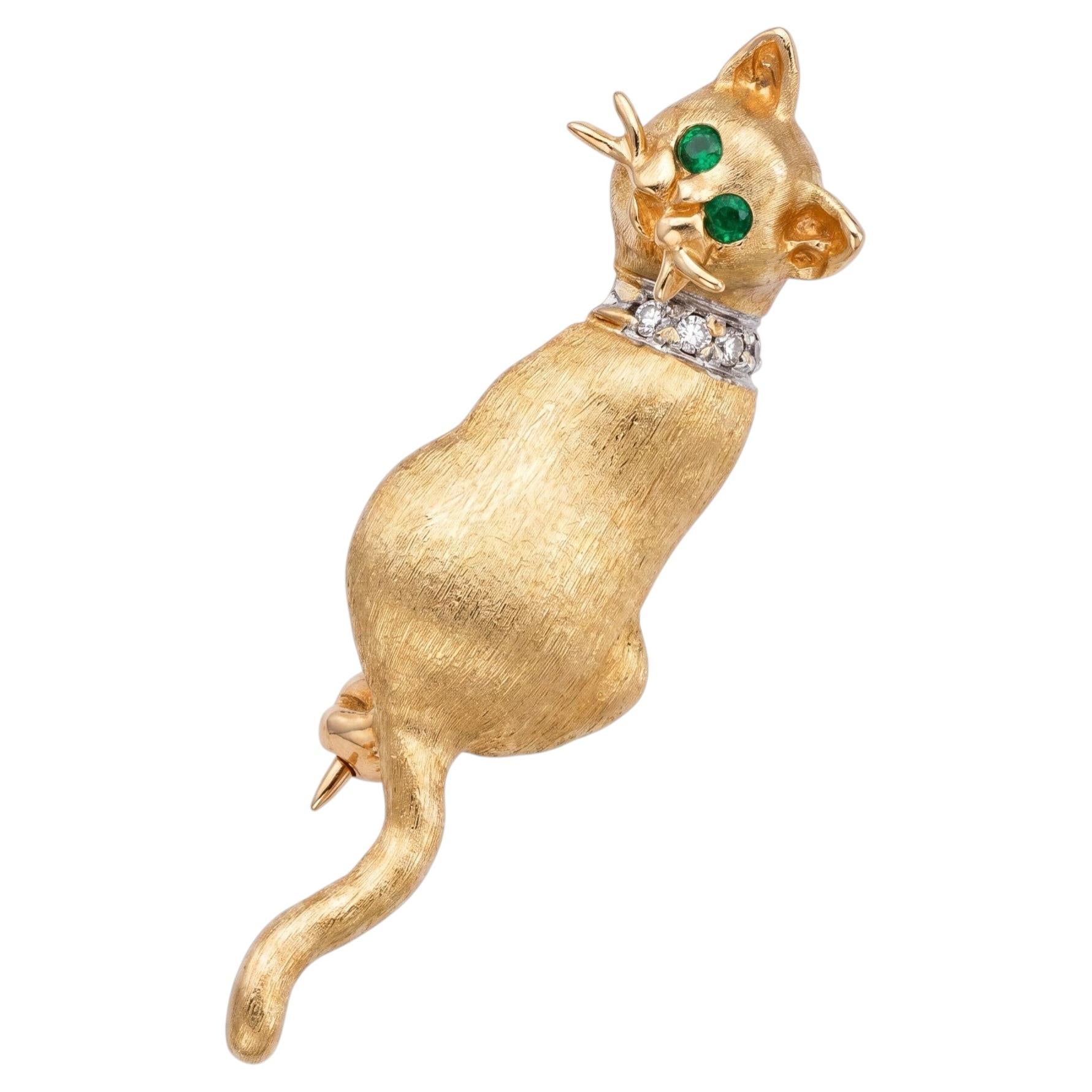 Broche « chat » en or jaune 14 carats signée Slack, sertie d'émeraudes et de diamants