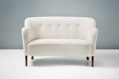 Maßgefertigtes Love-Sitz-Sofa von Alfred Kristensen. Erhältlich in COM-Polsterung