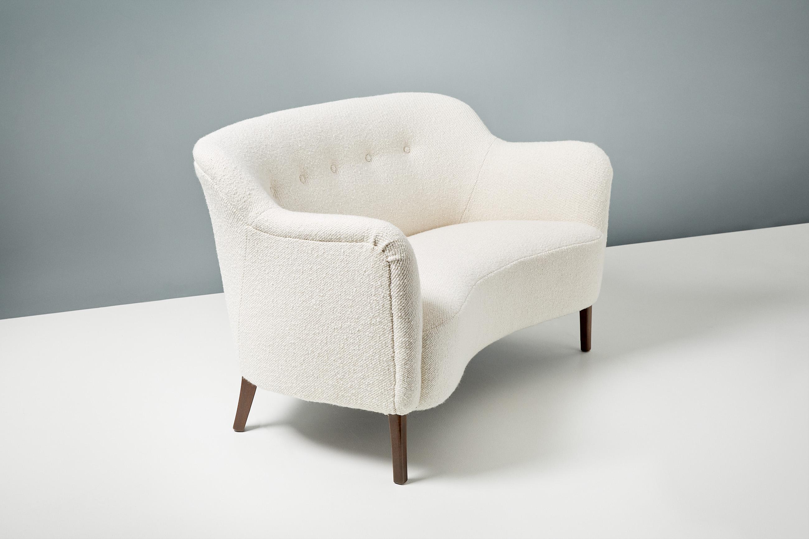 Canapé Love-Seat fait sur mesure par Alfred Kristensen. Disponible en revêtement COM Neuf - En vente à London, GB