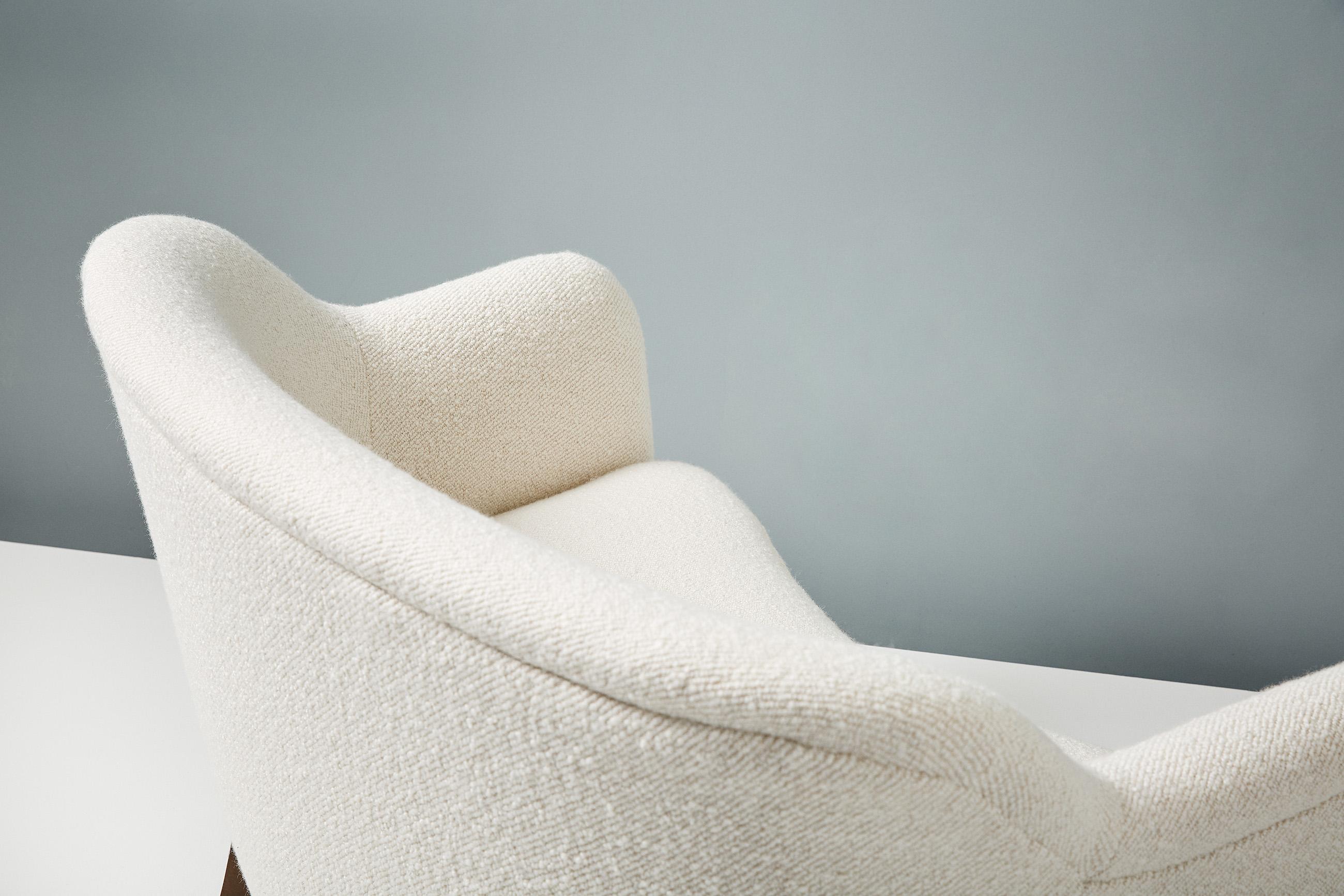 Bouclé Canapé Love-Seat fait sur mesure par Alfred Kristensen. Disponible en revêtement COM en vente