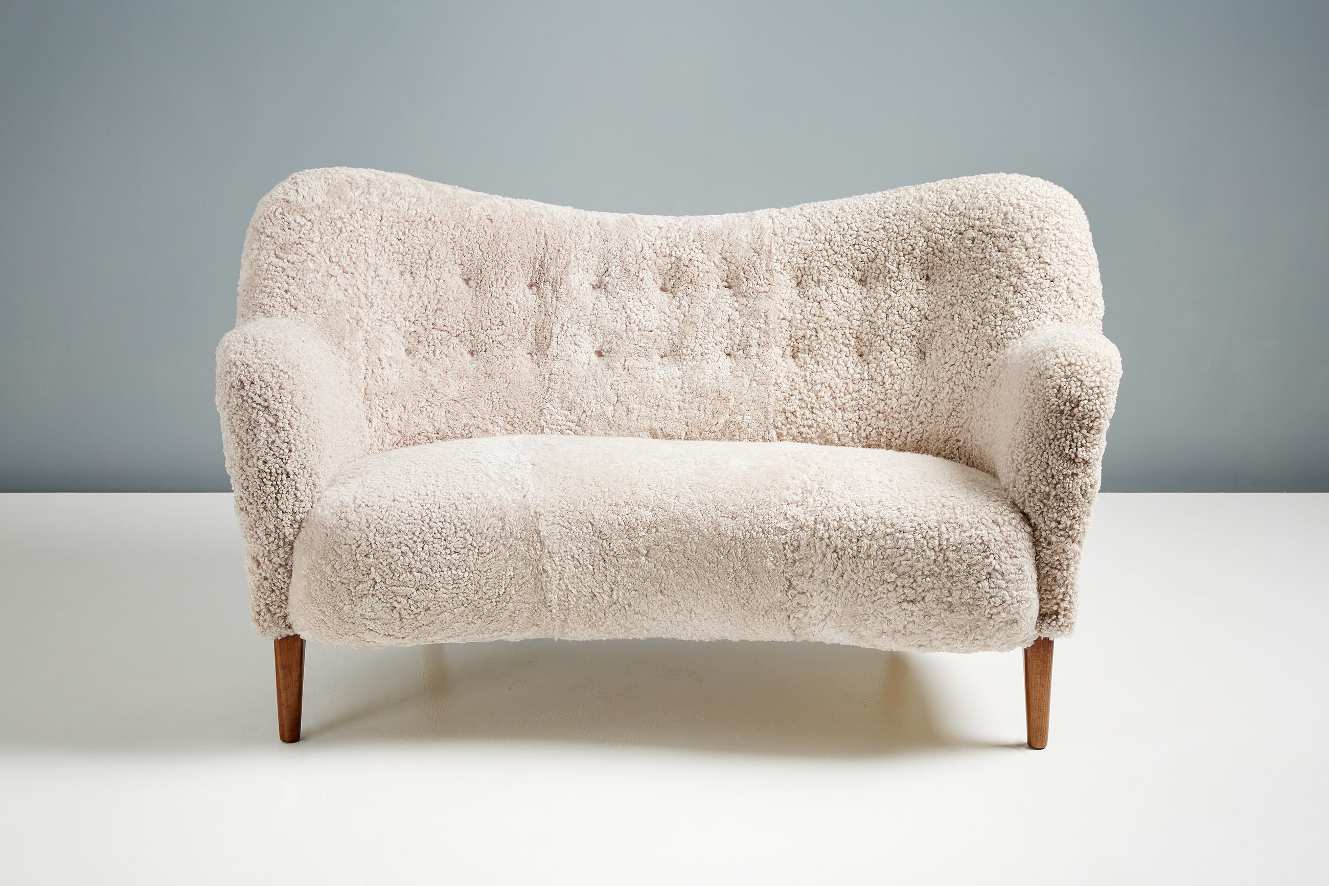 Slagelse Mobelvaerk

Model 185 Sofa, 1952

Rarely seen curved loveseat sofa from Danish cabinetmakers Slagelse Mobelvaerk, which has been variously and erroneously attributed to both Nanna Ditzel and Finn Juhl previously. This example has oiled