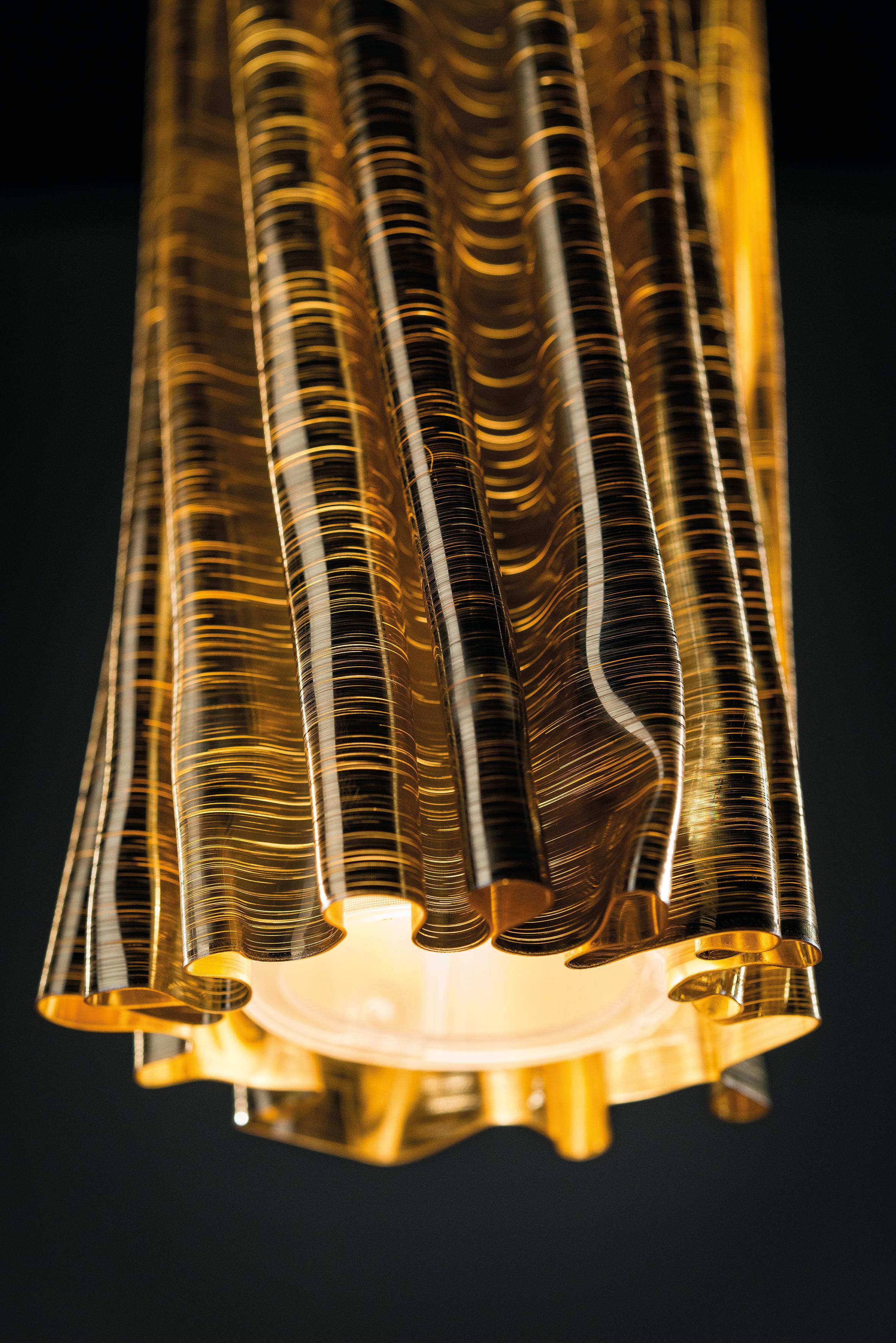 Marc Sadler erkundet mit Accordèon die unendlichen Möglichkeiten der Slamp'schen Technopolymere, indem er das Bild eines Textilplissés oder eines Akkordeonbalgs heraufbeschwört. Die Kollektion ist ein sicheres Zeichen für die neue zeitgenössische