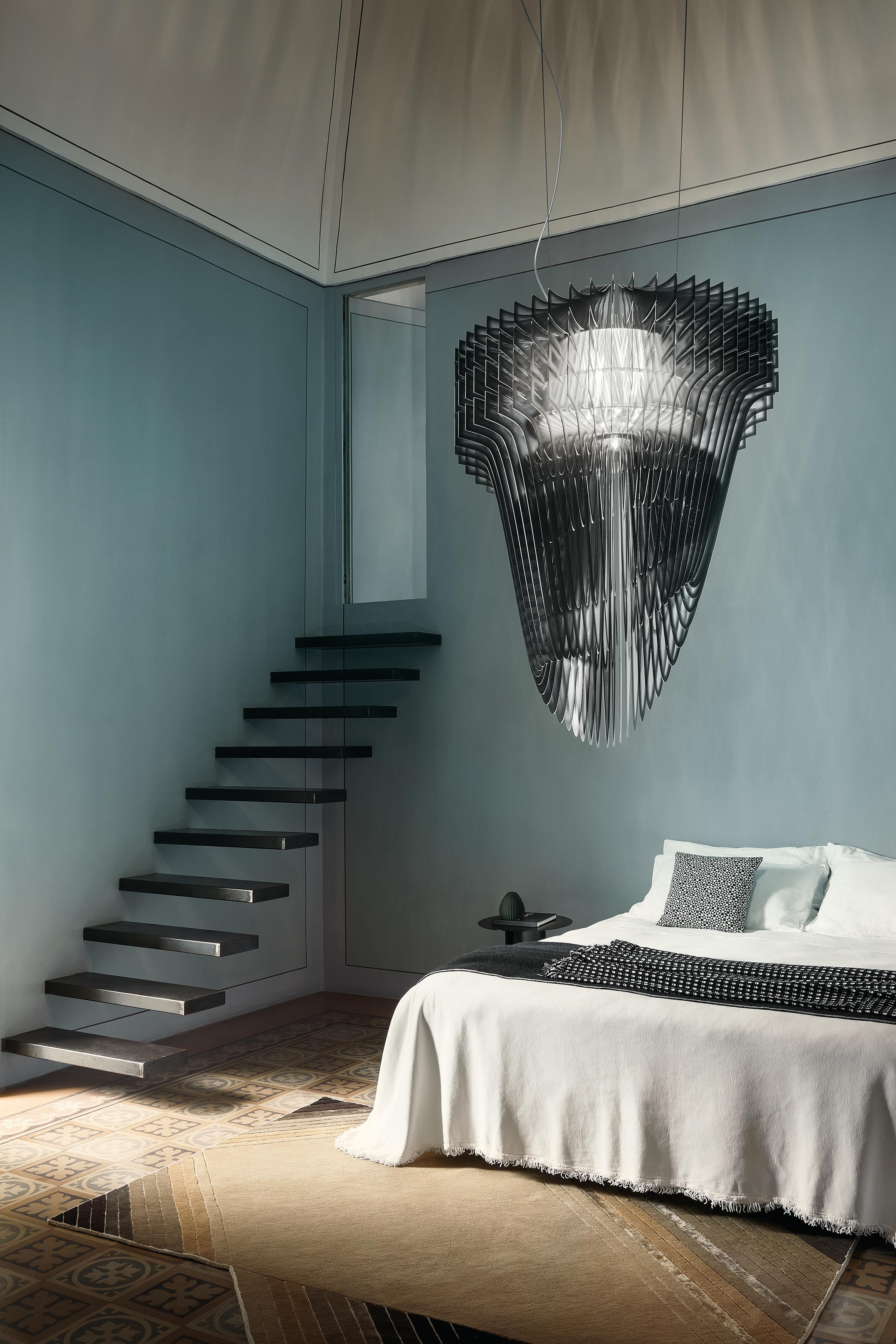 XXI secolo e contemporaneo SLAMP Aria Extra Large Pendant Light con paralume nero di Zaha Hadid in vendita