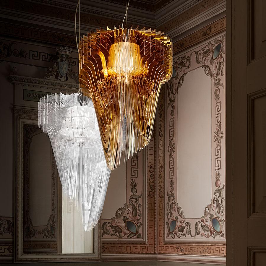 L'architettura luminosa di Zaha Hadid è visionaria, fluida e dinamica e infonde la semantica rivoluzionaria e iconica del celebre architetto negli interni domestici e pubblici; il risultato è l'armonizzazione degli esseri e degli spazi circostanti.