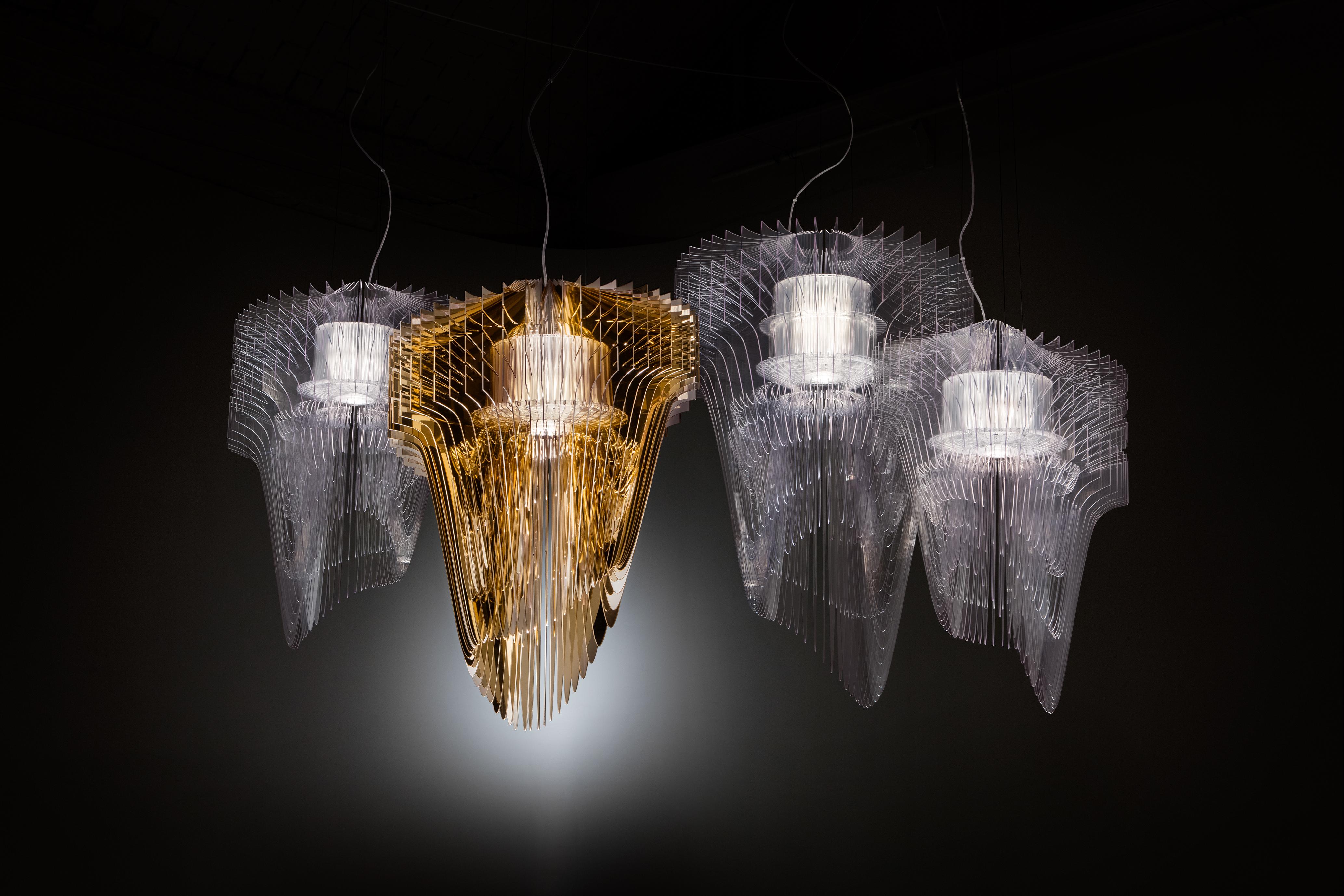 italien Lampe à suspension SLAMP Aria de taille moyenne en or par Zaha Hadid en vente