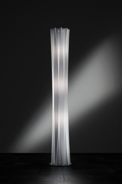 Lámpara de pie extragrande SLAMP Bach en blanco de Francesco Paretti