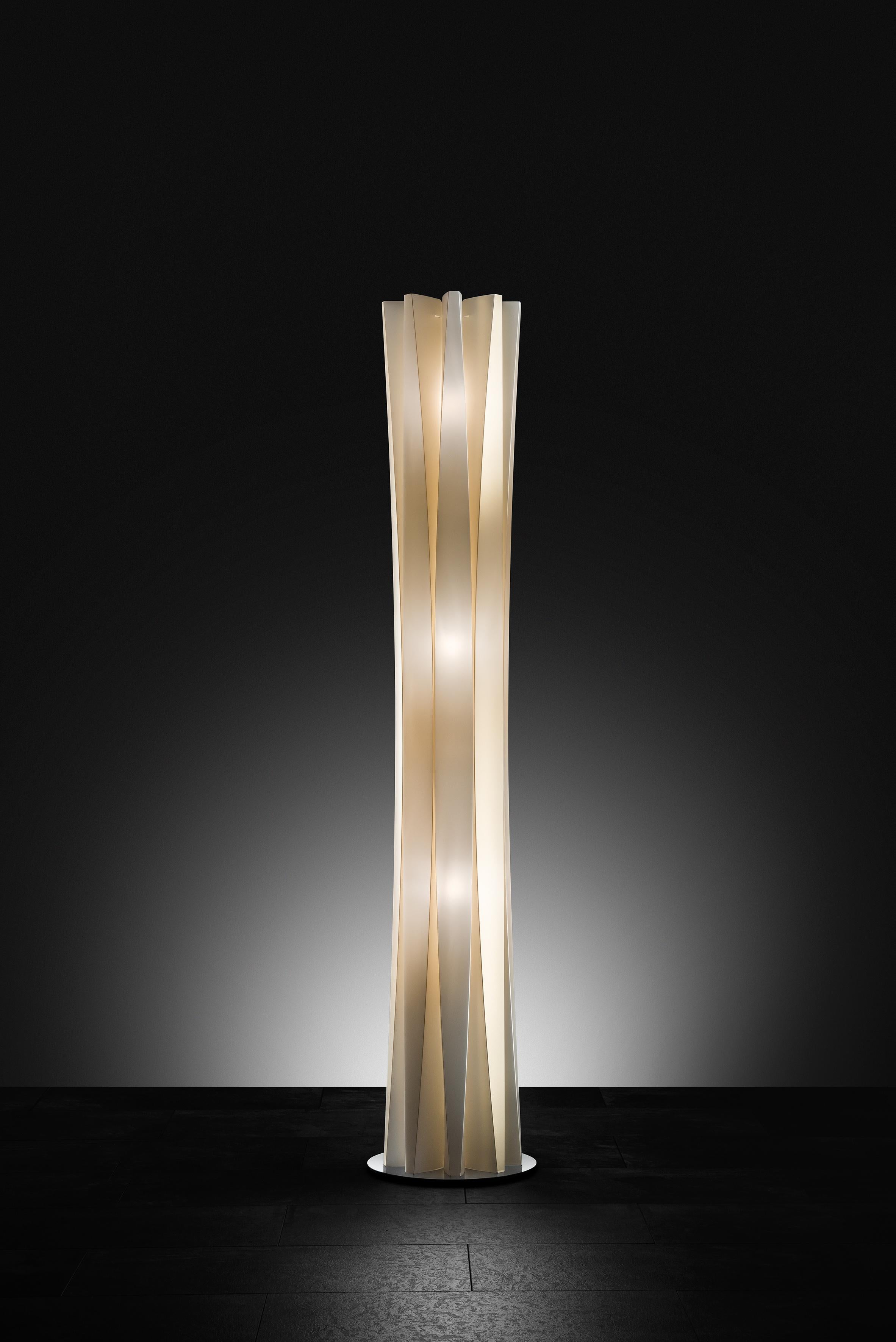 Moderne Lampadaire Bach Extra Large en or de Francesco Paretti en vente