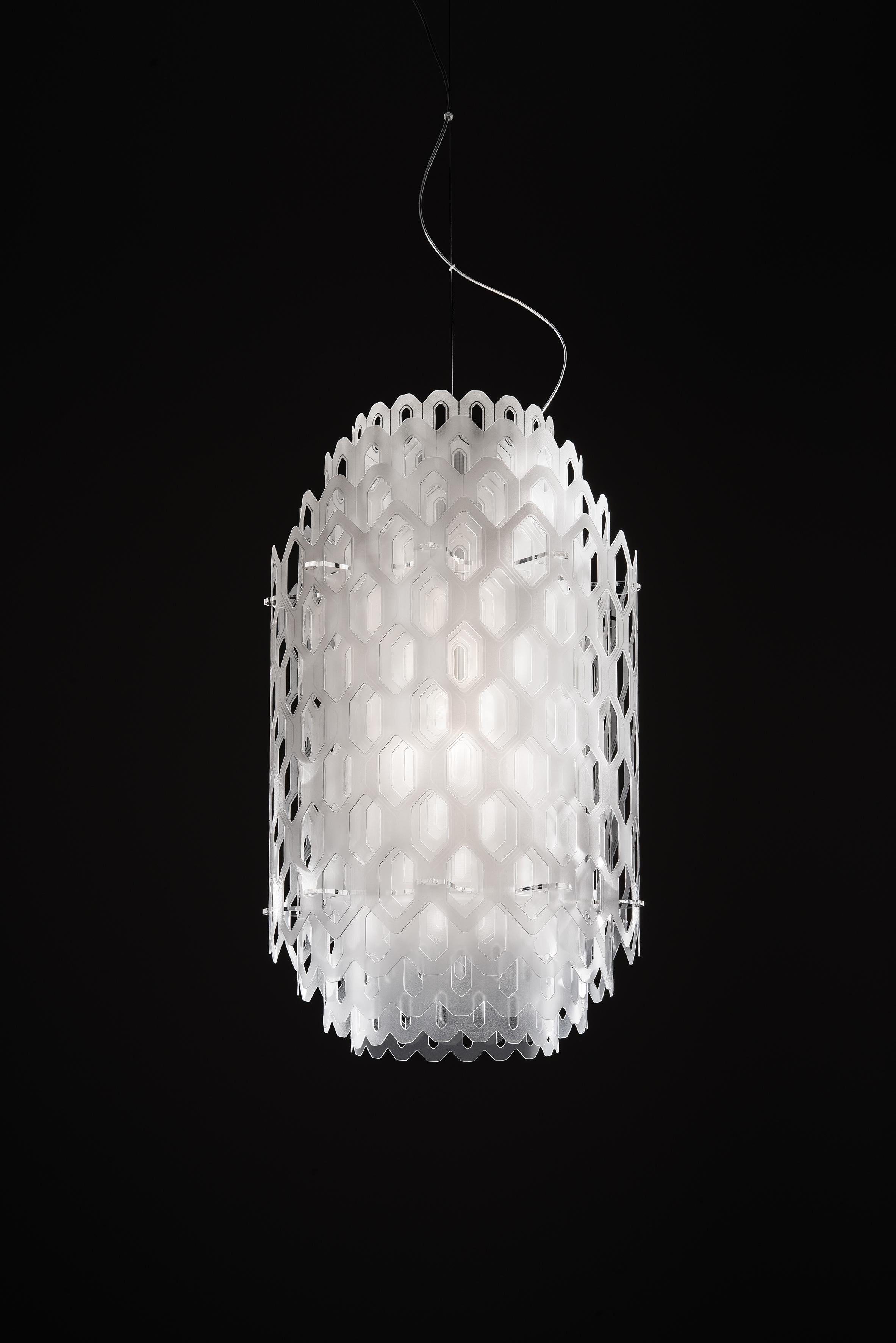 La forme sculpturale de Chantal semble être moulée à partir d'un cadre singulier et industrieux, un peu comme le nid d'abeille avec ses éléments impalpables. Ses formes concentriques et hexagonales permettent des vues sans fin. La source LED de