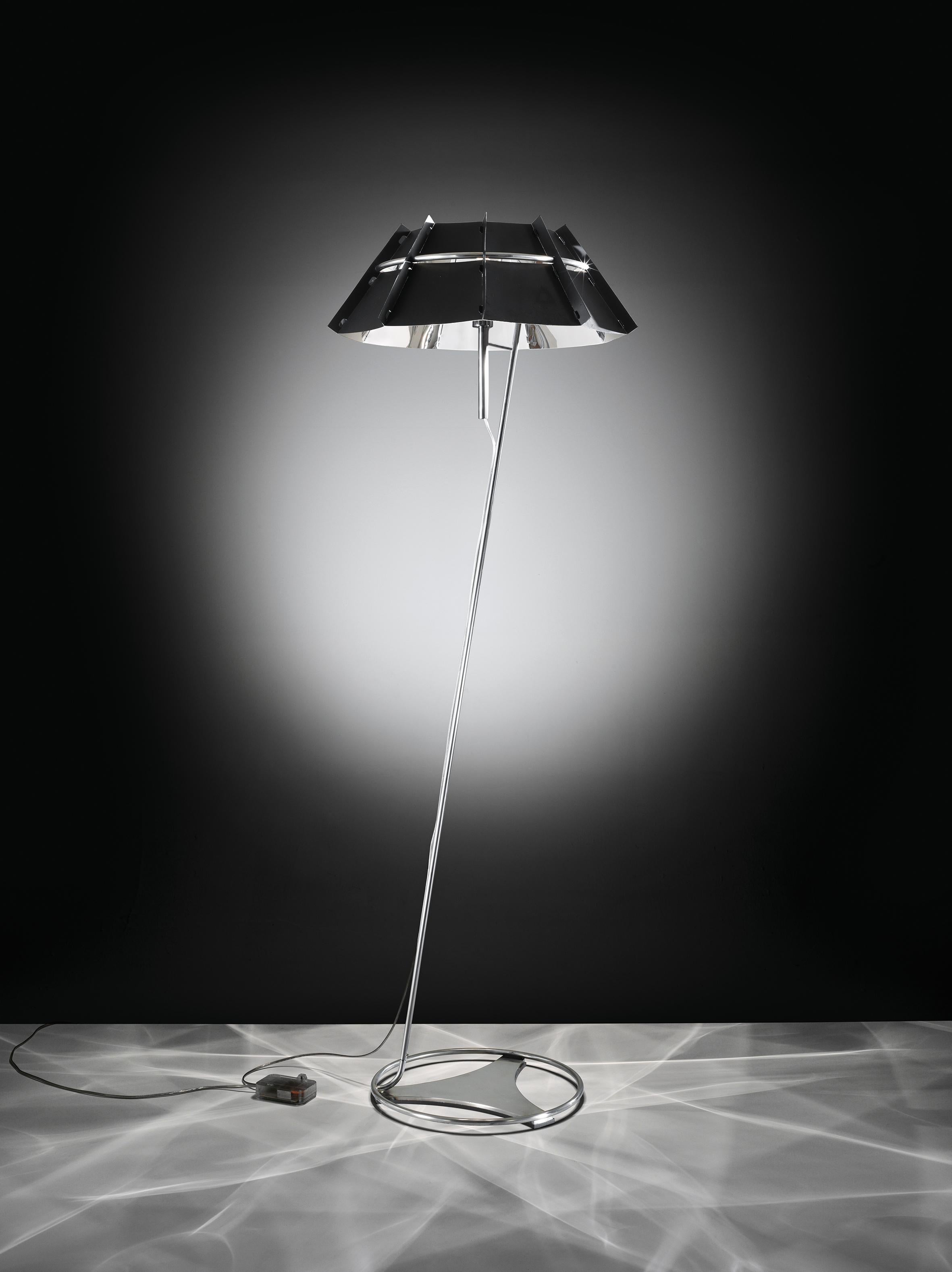 A modern design rich in dynamic character. The mirrored inside is enveloped by a black layer, creating particularly elegant refractions of light that extend above and below the lamp. Chapeau is available in floor, suspension, and table versions, and