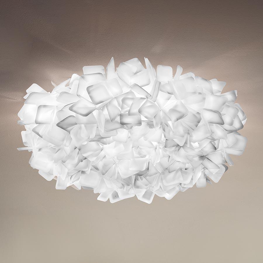 Clizia è una serie di forme che si incastrano tra loro per creare un perfetto equilibrio di riflessi e trasparenze. La lampada ha preso spunto dalle forme naturali, assomigliando a una nuvola che cattura i primi raggi del sole mattutino o a una