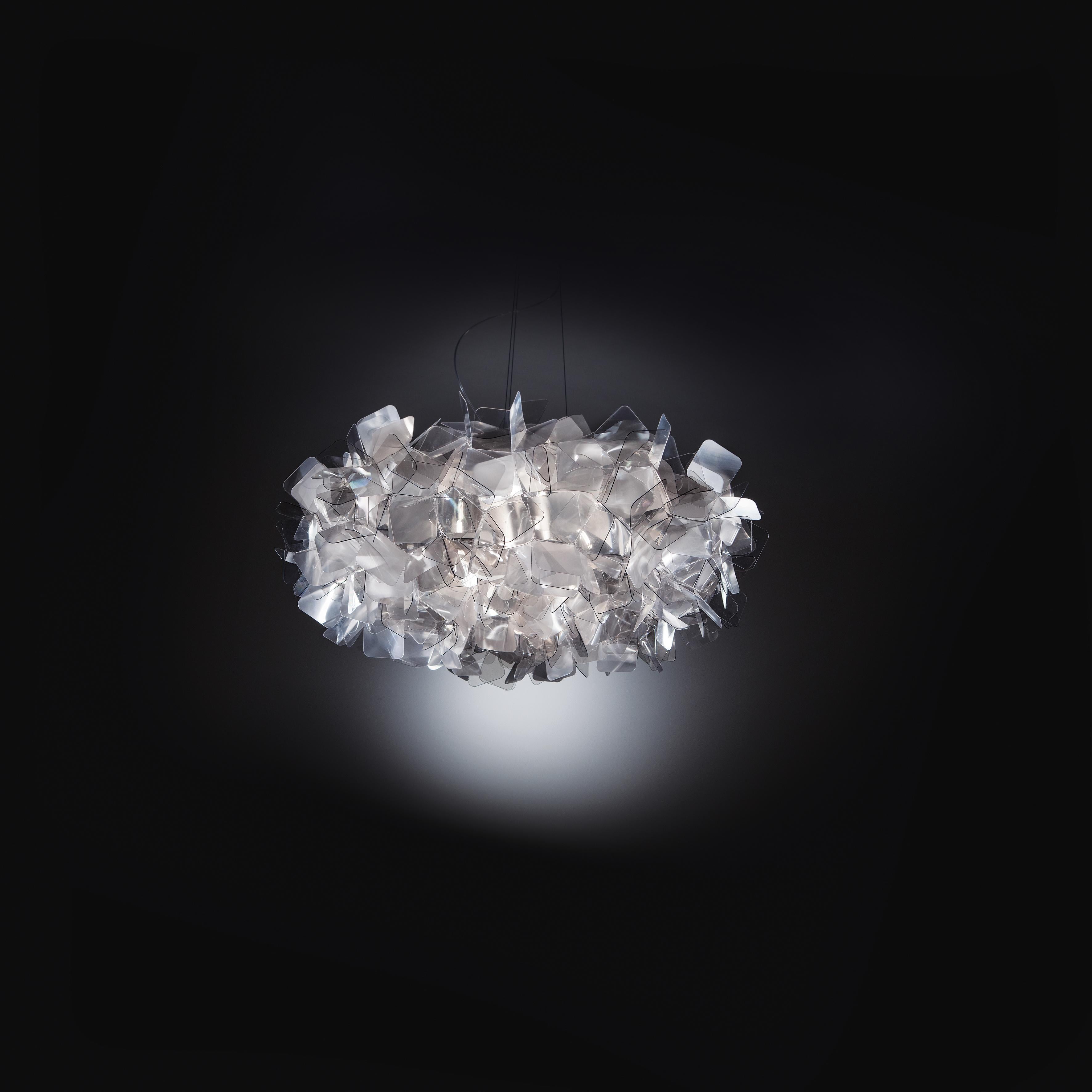 Clizia è una serie di forme che si incastrano tra loro per creare un perfetto equilibrio di riflessi e trasparenze. La lampada ha preso spunto dalle forme naturali, assomigliando a una nuvola che cattura i primi raggi del sole mattutino o a una