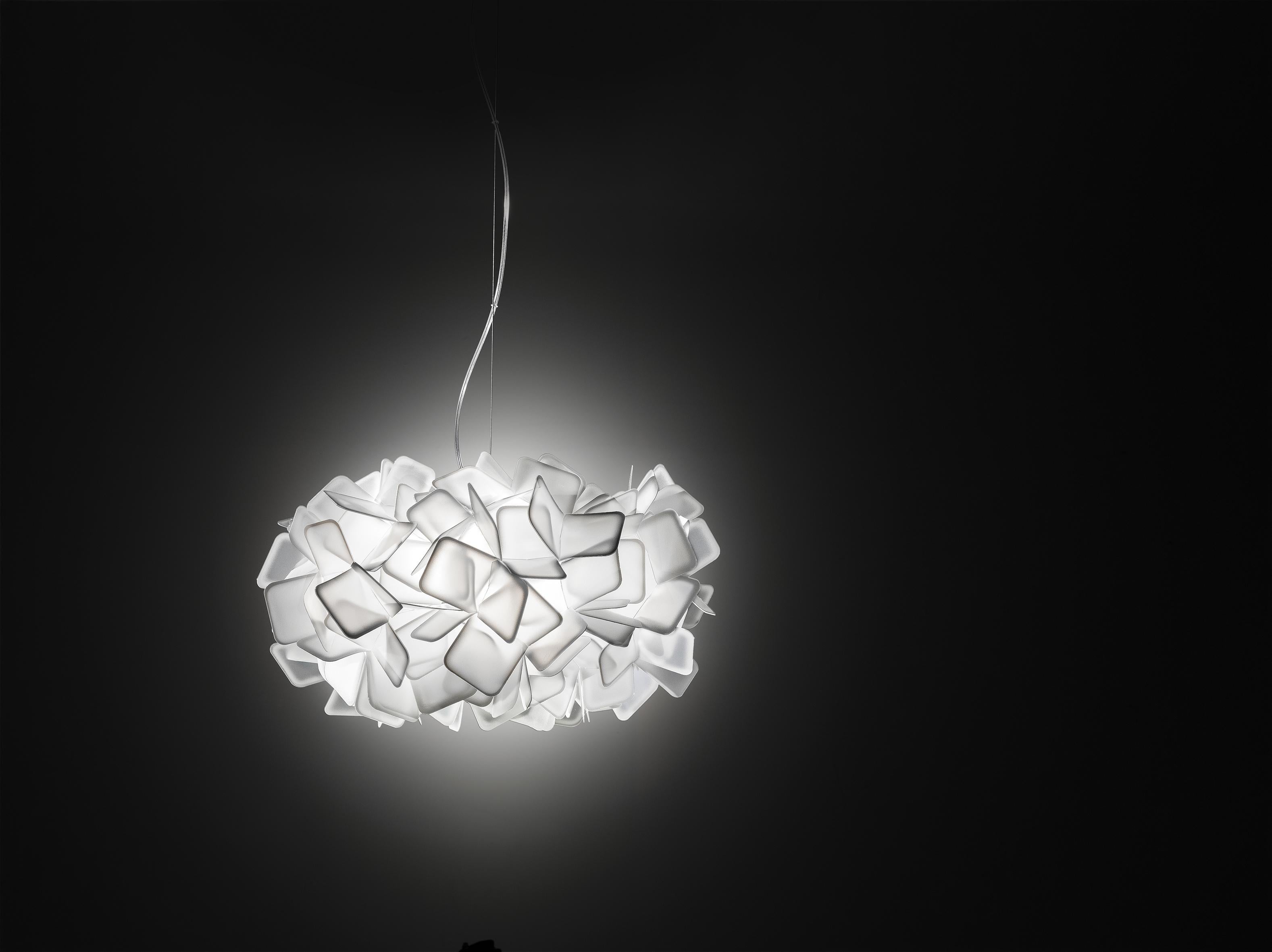 Clizia è una serie di forme che si incastrano tra loro per creare un perfetto equilibrio di riflessi e trasparenze. La lampada ha preso spunto dalle forme naturali, assomigliando a una nuvola che cattura i primi raggi del sole mattutino o a una