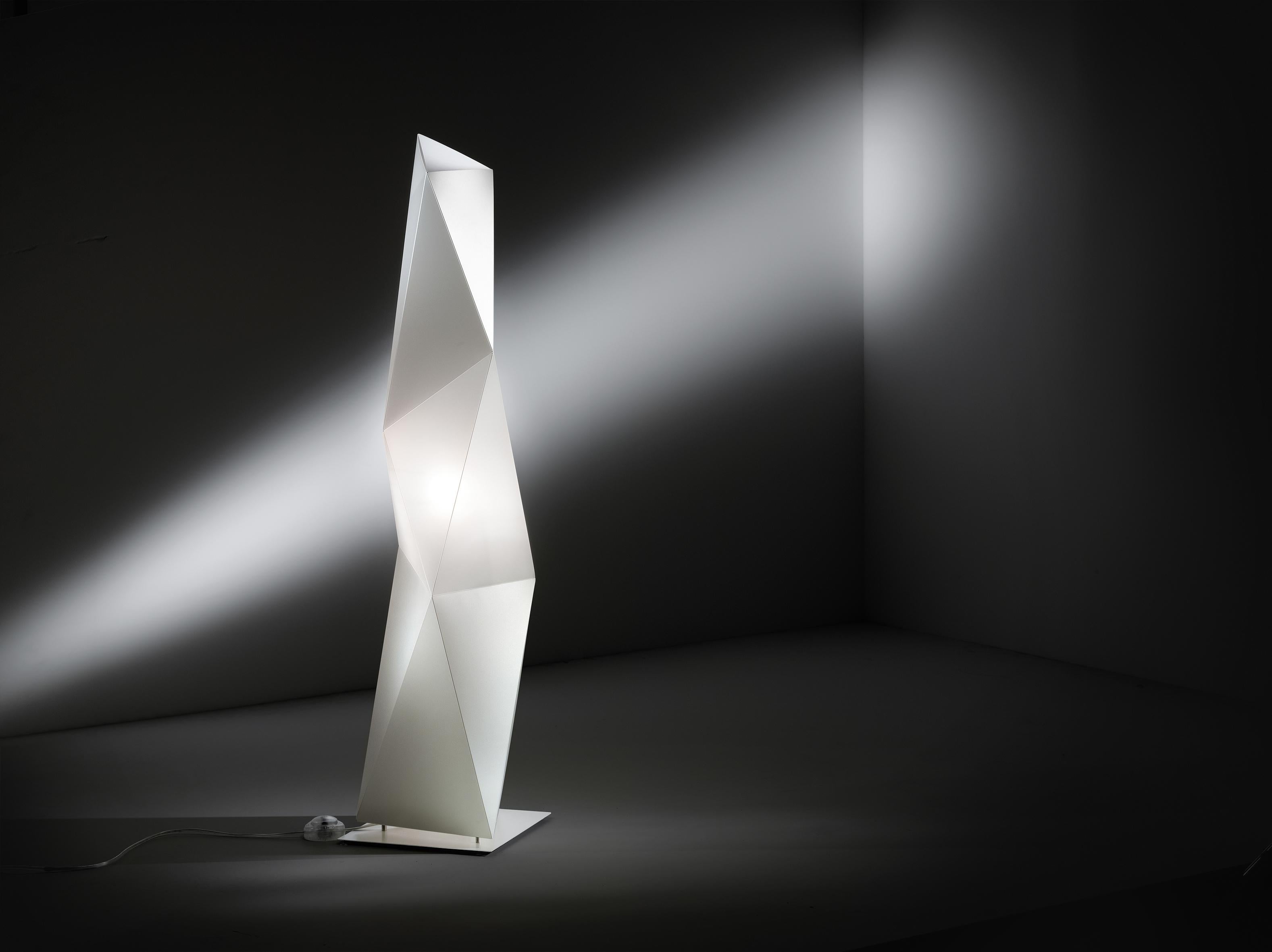 Sculptural, dynamic, and modern, inspired by the iconic works of Brancusi. Diamond’s geometric design allows the light to accentuate its various facets and angles. The luminous sculpture is available in three dimensions, each fit for different