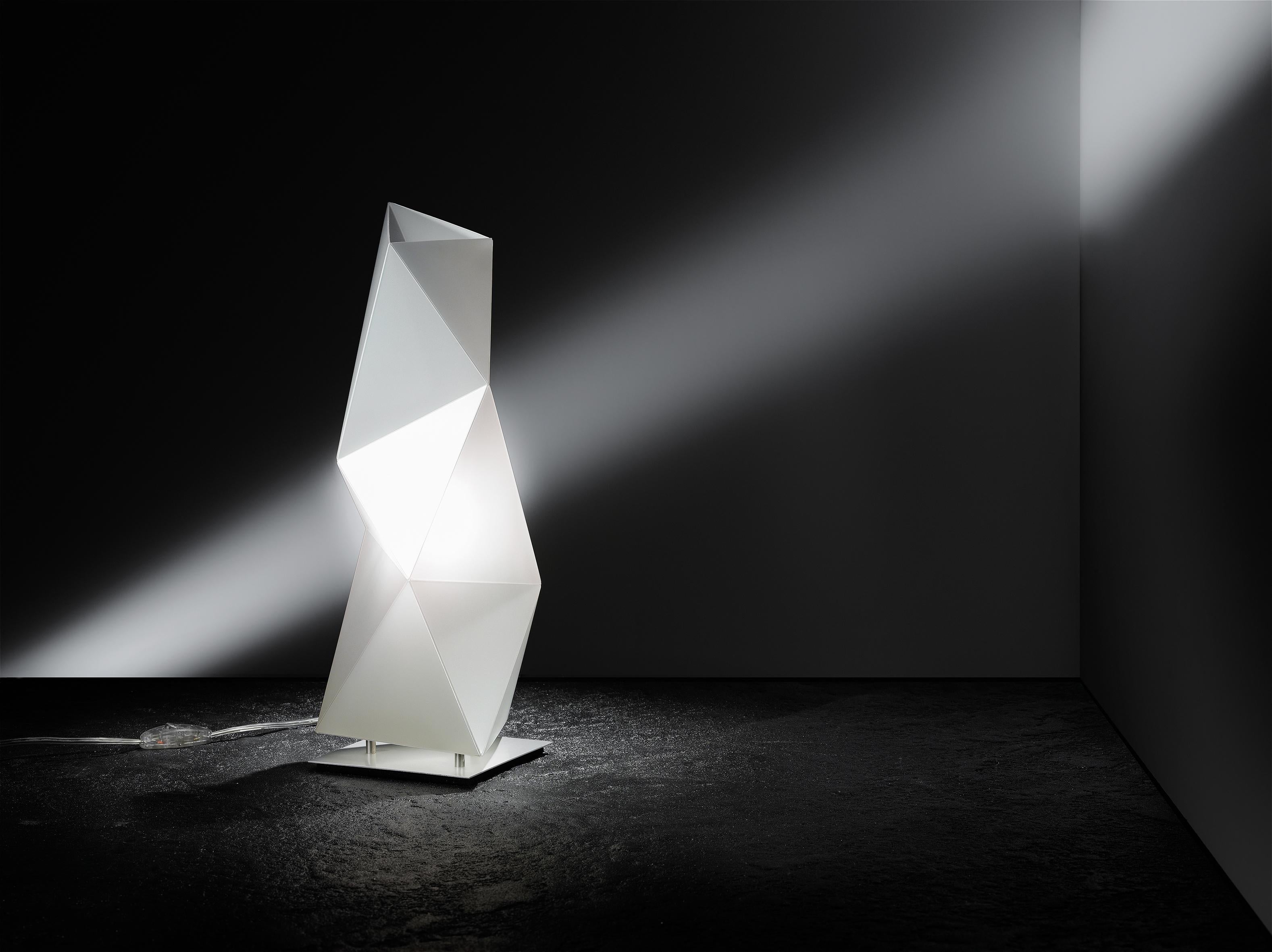 Sculptural, dynamic, and modern, inspired by the iconic works of Brancusi. Diamond’s geometric design allows the light to accentuate its various facets and angles. The luminous sculpture is available in three dimensions, each fit for different