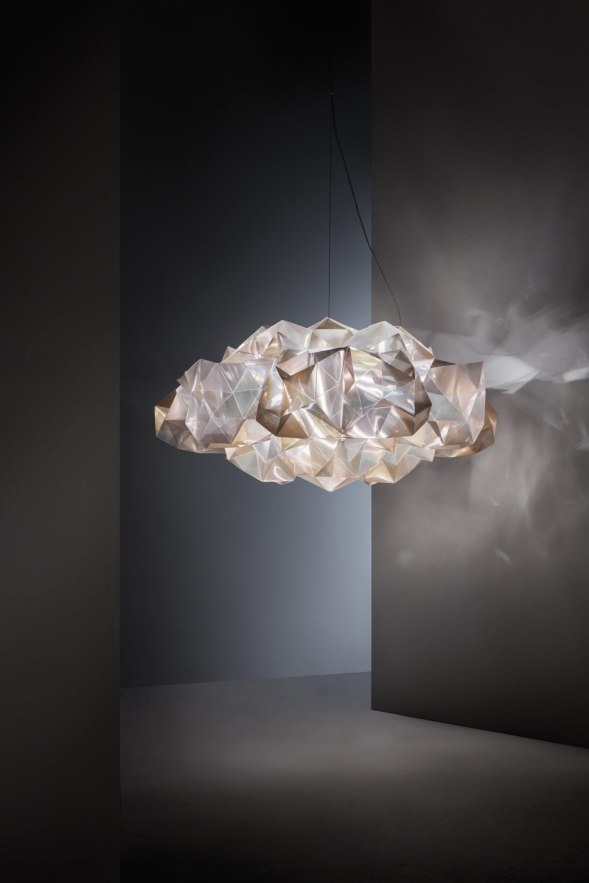 Drusa draws inspiration from crystals poking out from crevices in the rocks; they exhibit an ever-changing, poetic and multiform kaleidoscope when hit by the light. The contemporary, chromatic angles accentuated by Lentiflex® finished with a Velvet