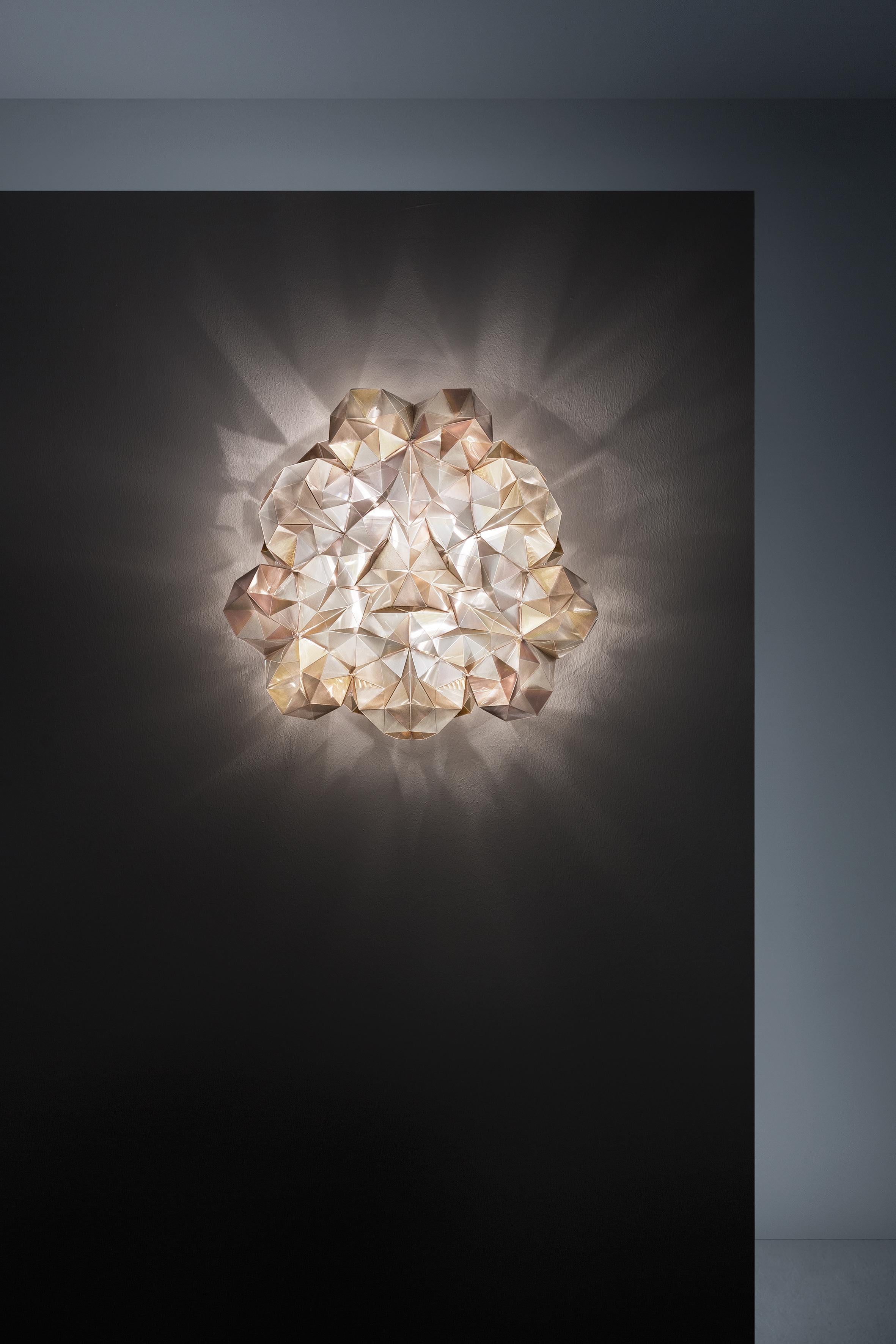 Drusa s'inspire des cristaux qui émergent des crevasses des rochers et qui, sous l'effet de la lumière, forment un kaléidoscope changeant, poétique et multiforme. Les angles chromatiques contemporains, accentués par le Lentiflex® avec une finition