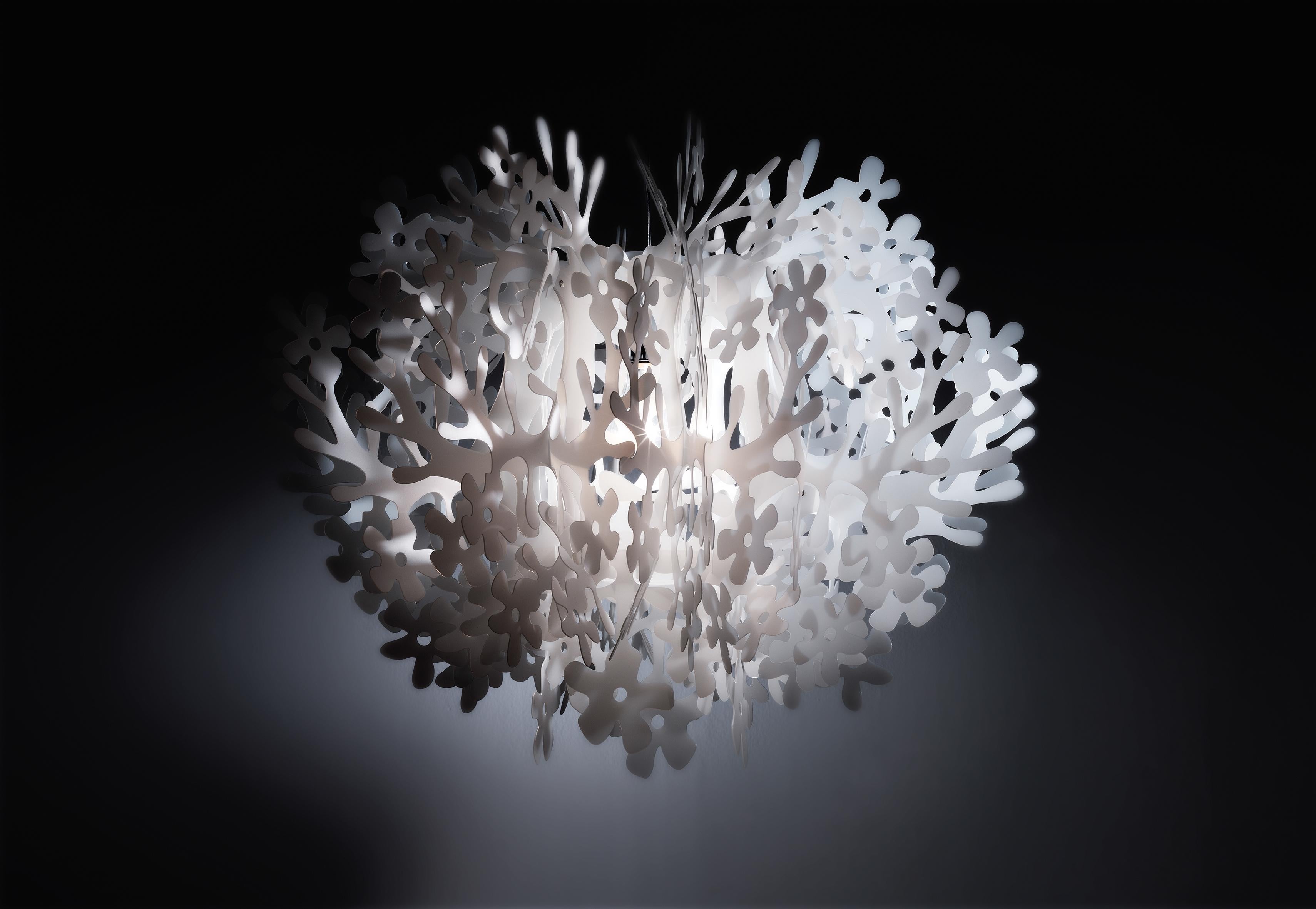 Suggestive, realistic and welcoming; Fiorella’s natural details conjure up a world covered in flora. Slamp’s expressive powers and fresh figurativeness meet in a flurry of reflective, luminous petals that transform and enchant any interior with