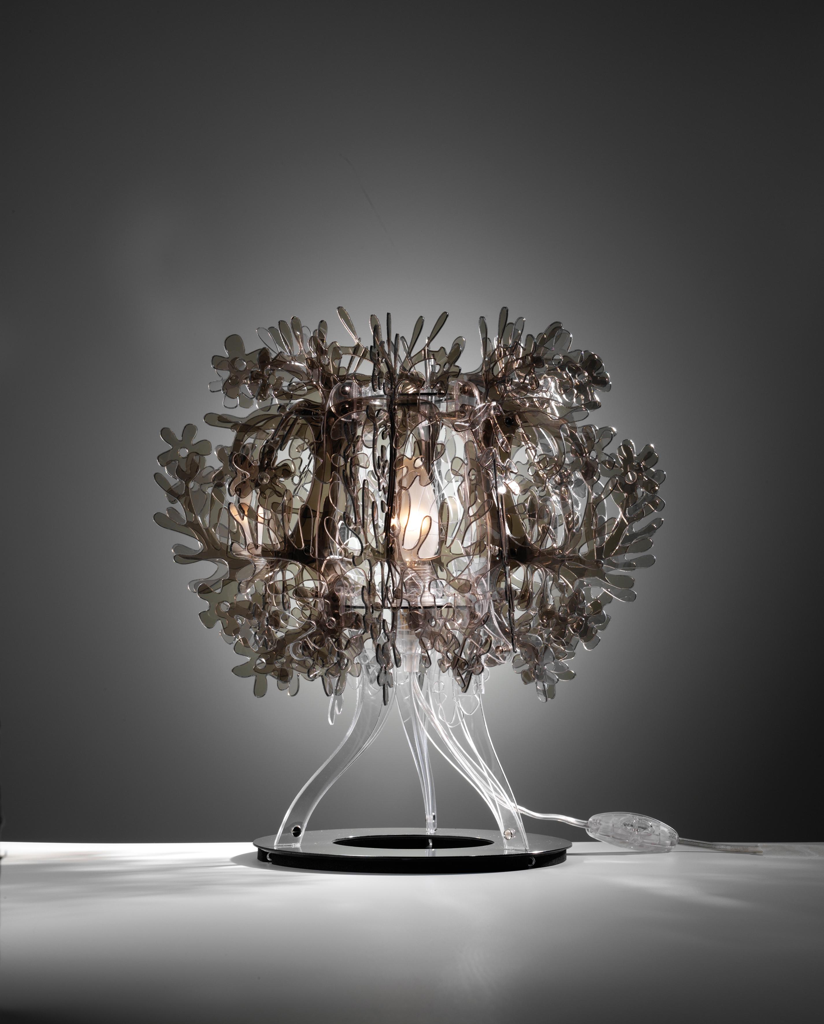 Suggestive, realistic and welcoming; Fiorella’s natural details conjure up a world covered in flora. SLAMP’s expressive powers and fresh figurativeness meet in a flurry of reflective, luminous petals that transform and enchant any interior with
