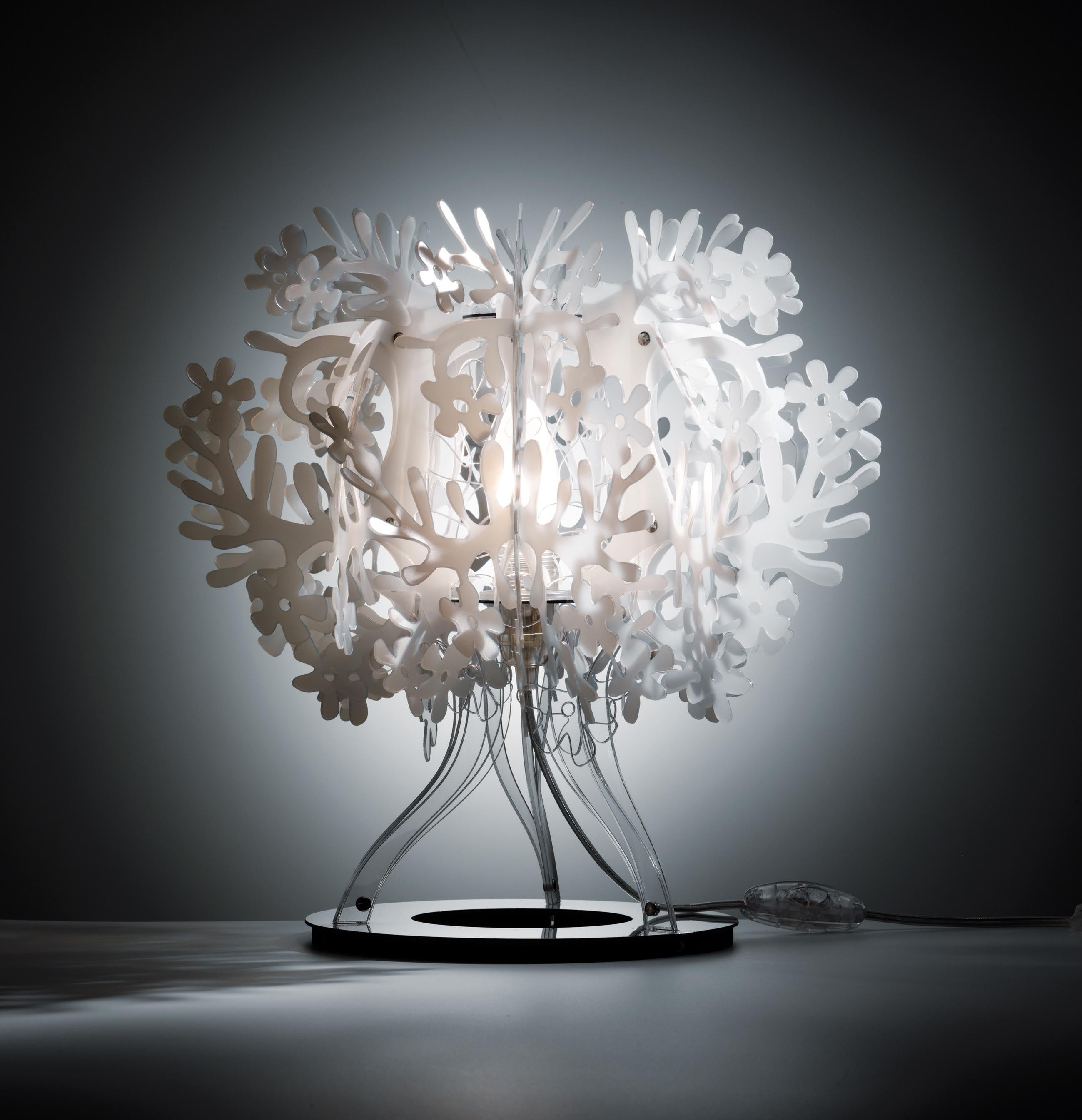 Suggestive, realistic and welcoming; Fiorella’s natural details conjure up a world covered in flora. Slamp’s expressive powers and fresh figurativeness meet in a flurry of reflective, luminous petals that transform and enchant any interior with