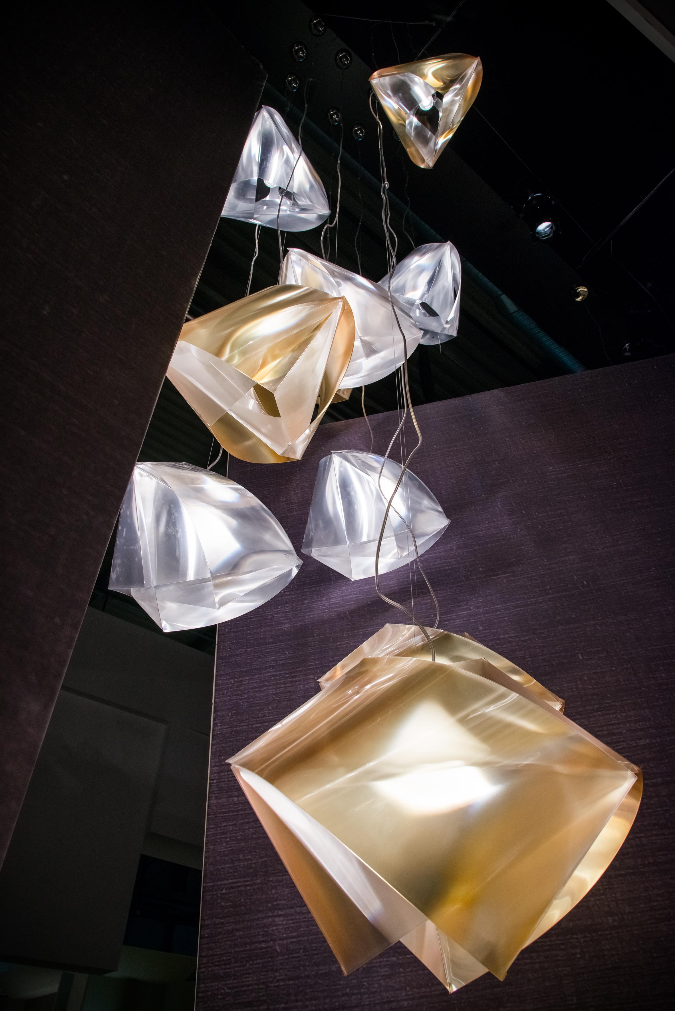 Diese vielseitige und dynamische Collection'S wurde von den polyedrischen Facetten von Wüstensteinen inspiriert. Die Geometrien der Leuchte erzeugen einen faszinierenden modernen und raffinierten Kaleidoskopeffekt, der jedes Interieur bereichert.