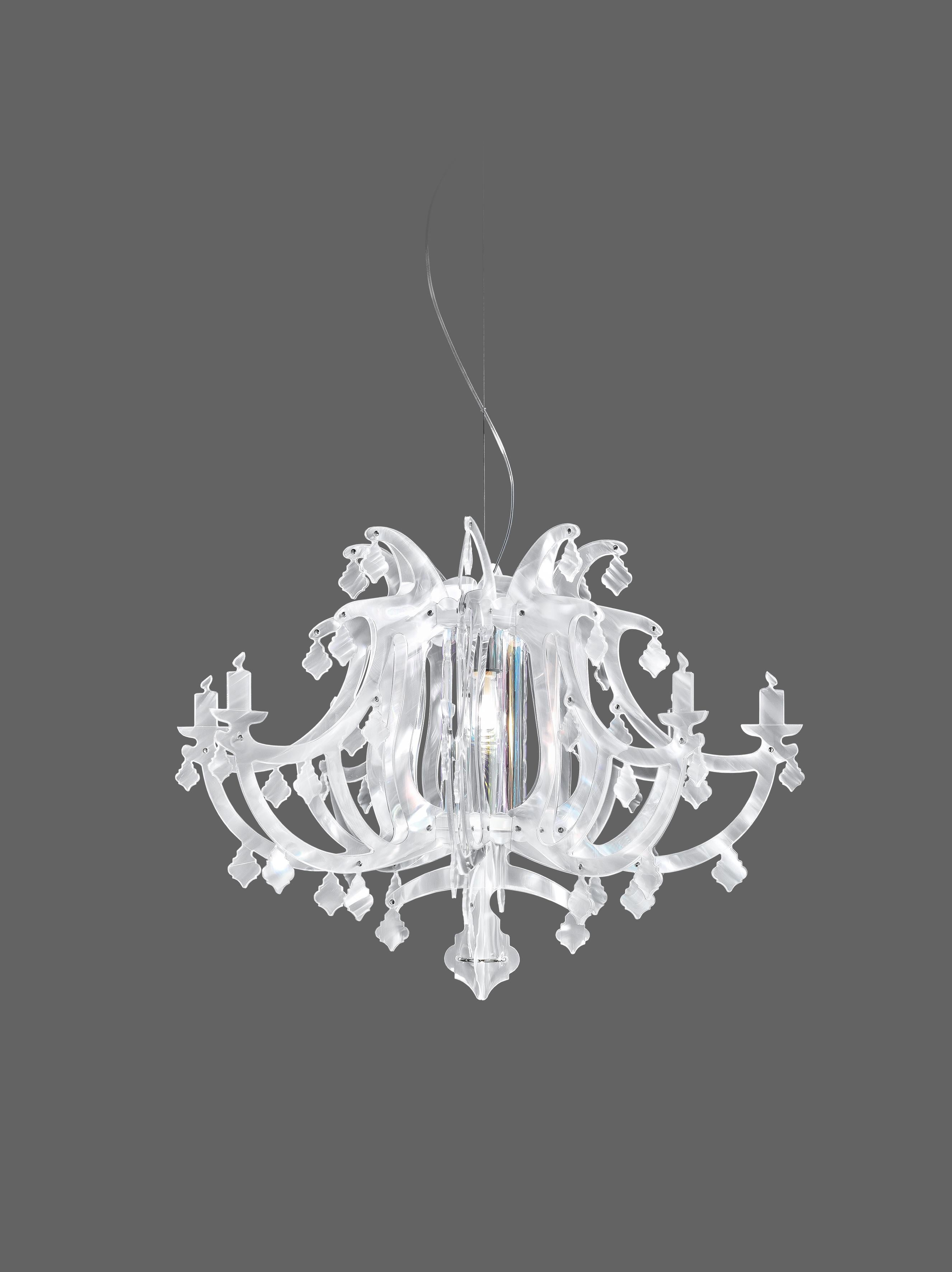 Il classico lampadario a 8 bracci ha subito un'evoluzione digitale; la sontuosa forma moderna di Ginetta si estende da una sorgente luminosa centrale che proietta riflessi eleganti e raffinati, integrandosi in atmosfere sia moderne che