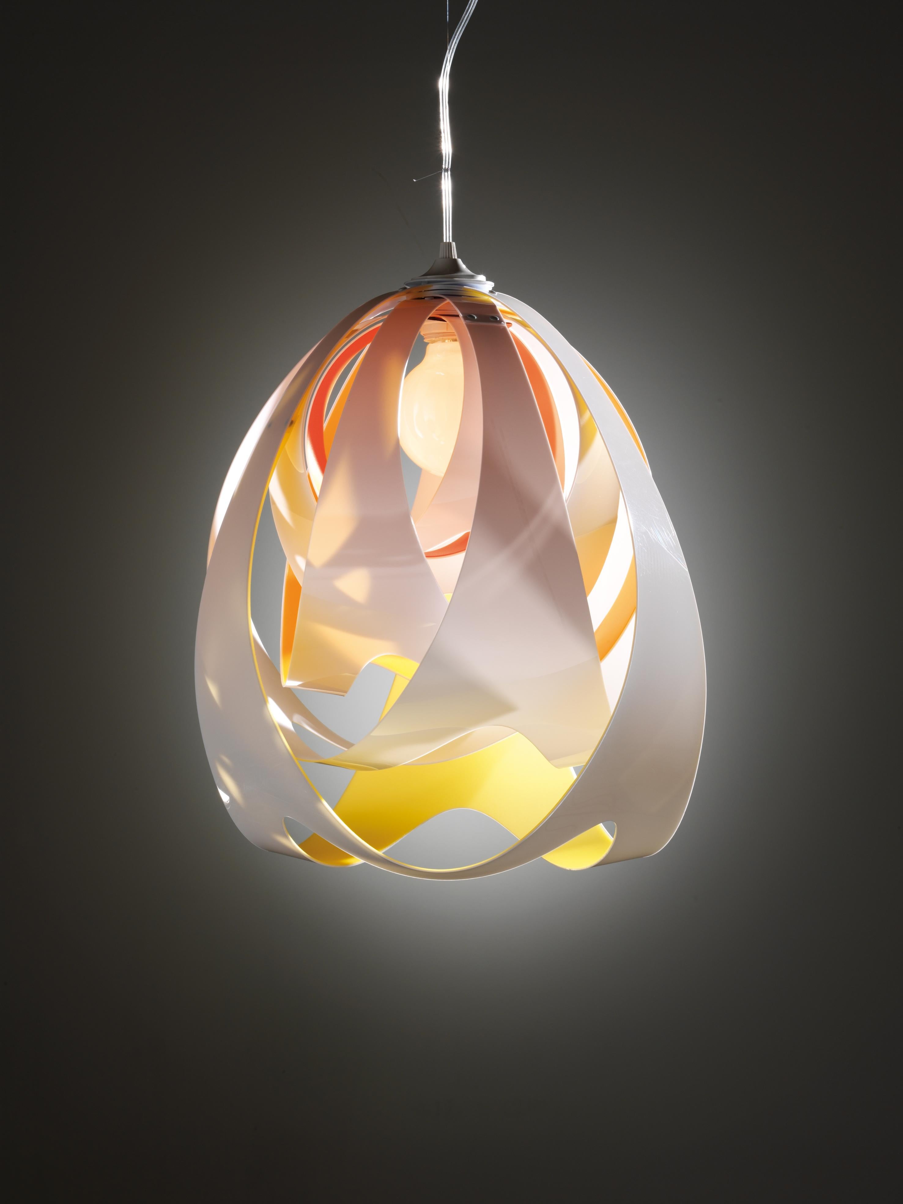 The weightless, fluid form of liquid has been captured in this luminous body, and Goccia’s unique design plays hide and seek with the central light source. Both the Prisma Lentiflex® and colored versions have extraordinary, varying effects and