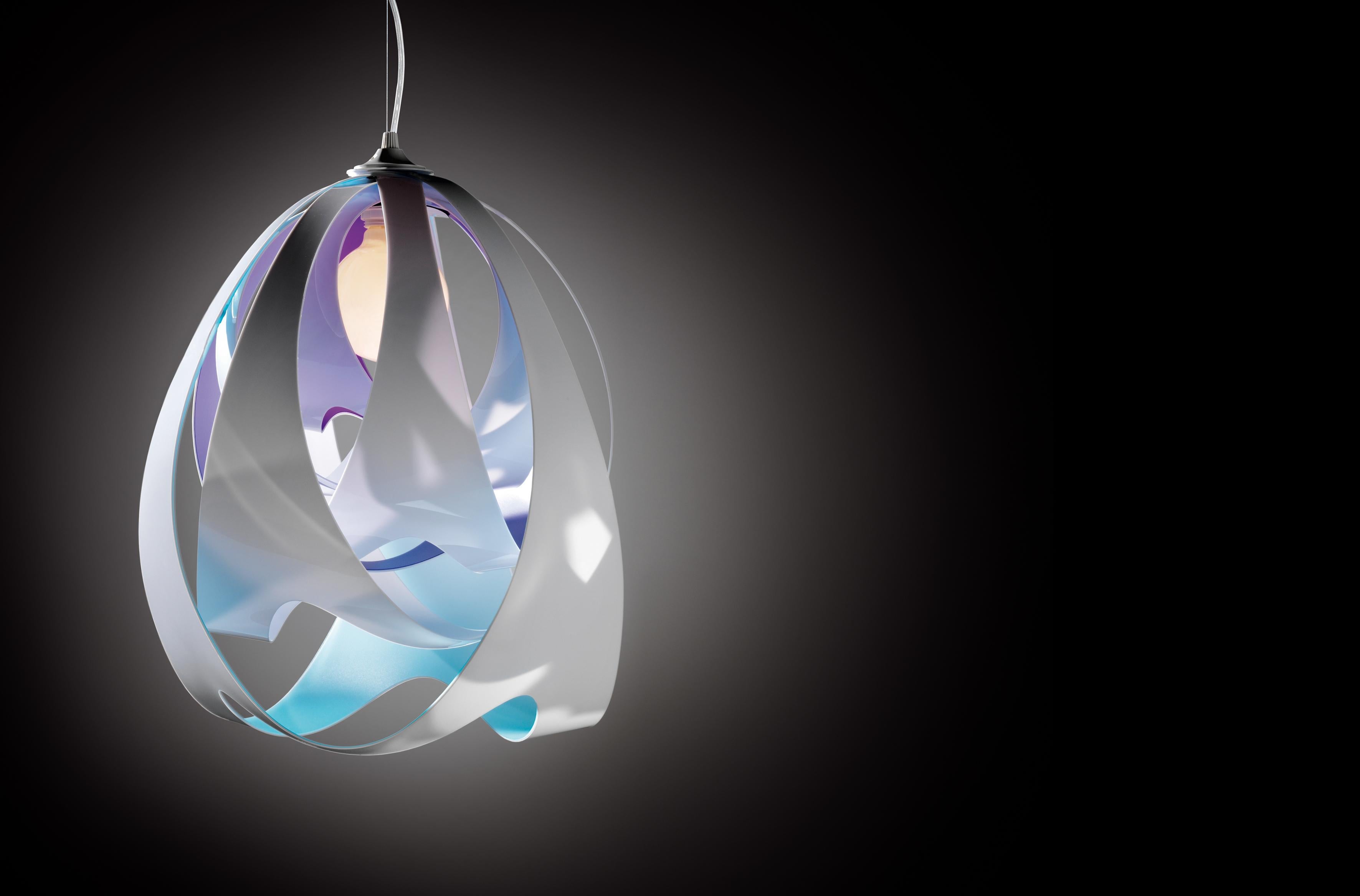 The weightless, fluid form of liquid has been captured in this luminous body, and Goccia’s unique design plays hide and seek with the central light source. Both the Prisma Lentiflex® and colored versions have extraordinary, varying effects and