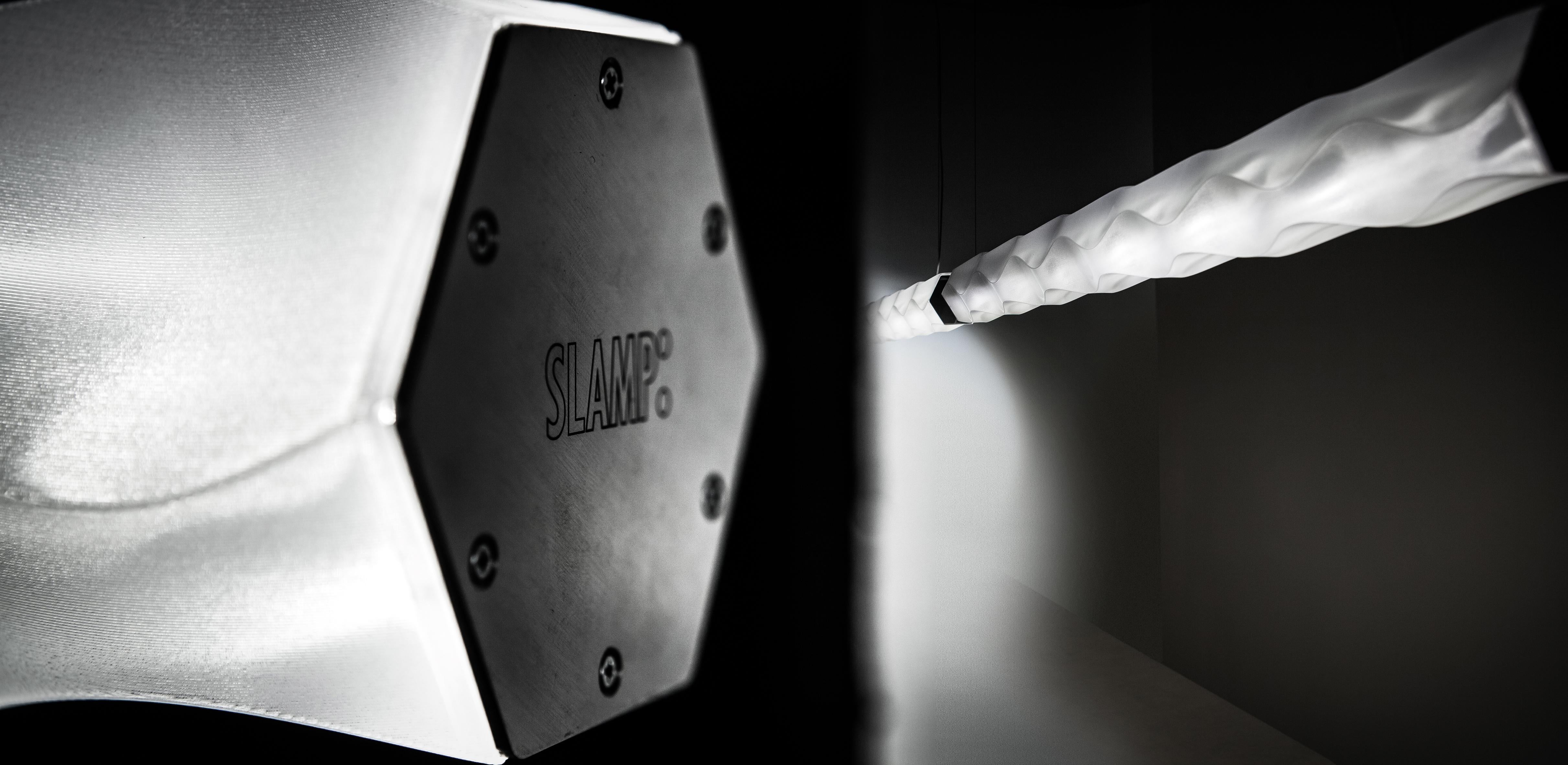 Una lampada a sospensione che scorre da un'estremità all'altra di uno spazio, appesa e disposta parallelamente, inclinata o perpendicolare al terreno. La nuova finitura bianca e setosa di Hugo è elegante e versatile, in grado di personalizzare