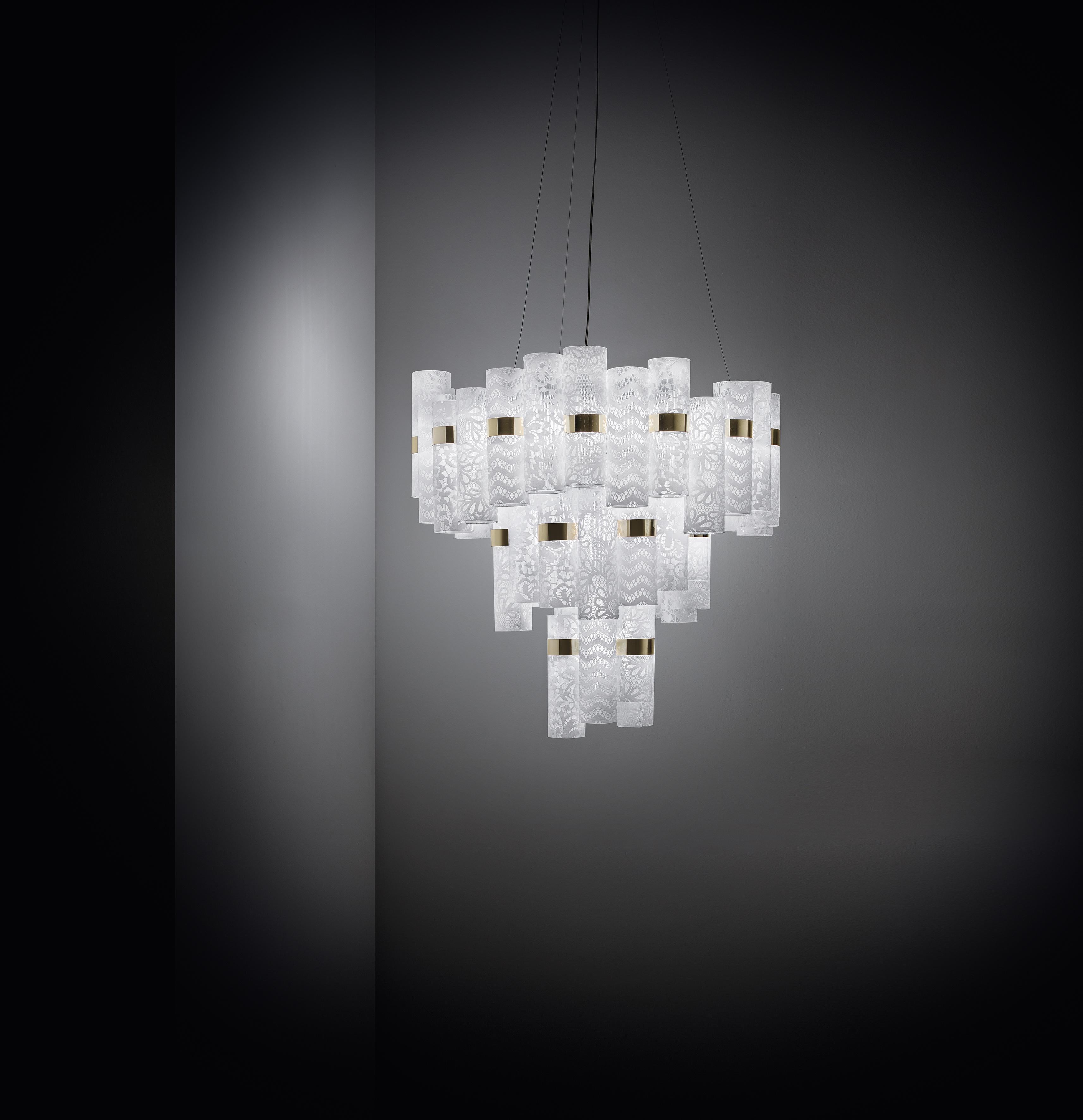 La Lollo is a tribute to the roaring 50’s, a series of graceful suspensions that reawaken images of divas in the spotlight. The patented techno-polymer cylinders, in varying shades of contemporary prismatic metallization and geometric patterns,