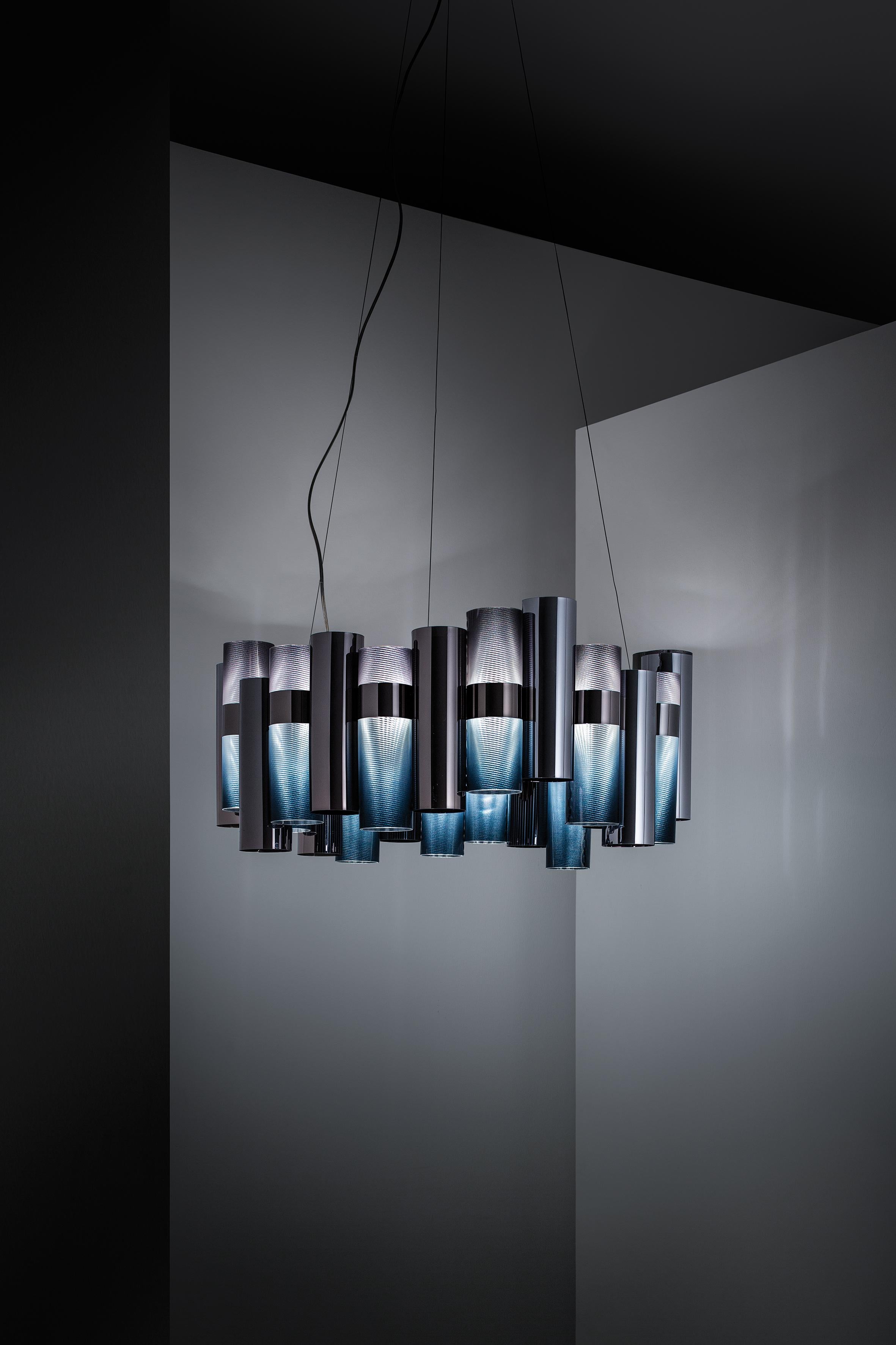 La Lollo is a tribute to the roaring 50’s, a series of graceful suspensions that reawaken images of divas in the spotlight. The patented techno-polymer cylinders, in varying shades of contemporary prismatic metallization and geometric patterns,