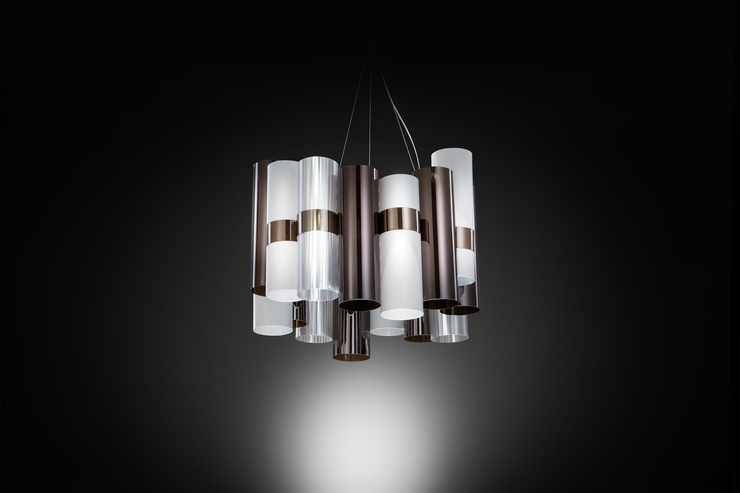La Lollo is a tribute to the roaring 50’s, a series of graceful suspensions that reawaken images of divas in the spotlight. The patented techno-polymer cylinders, in varying shades of contemporary prismatic metallization and geometric patterns,
