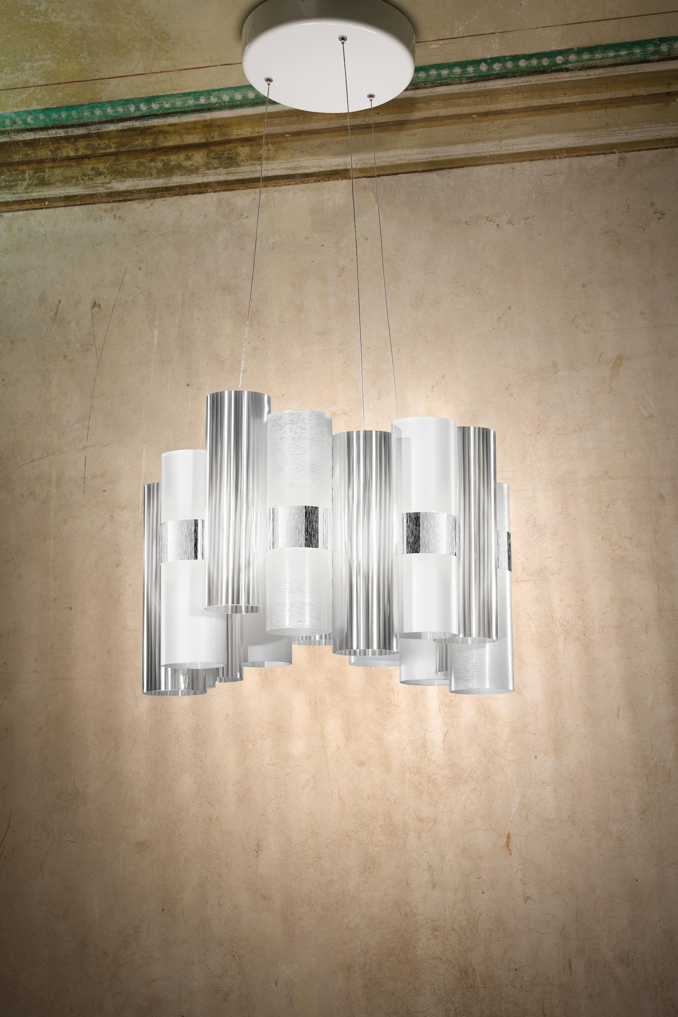 La Lollo is a tribute to the roaring 50’s, a series of graceful suspensions that reawaken images of divas in the spotlight. The patented techno-polymer cylinders, in varying shades of contemporary prismatic metallization and geometric patterns,