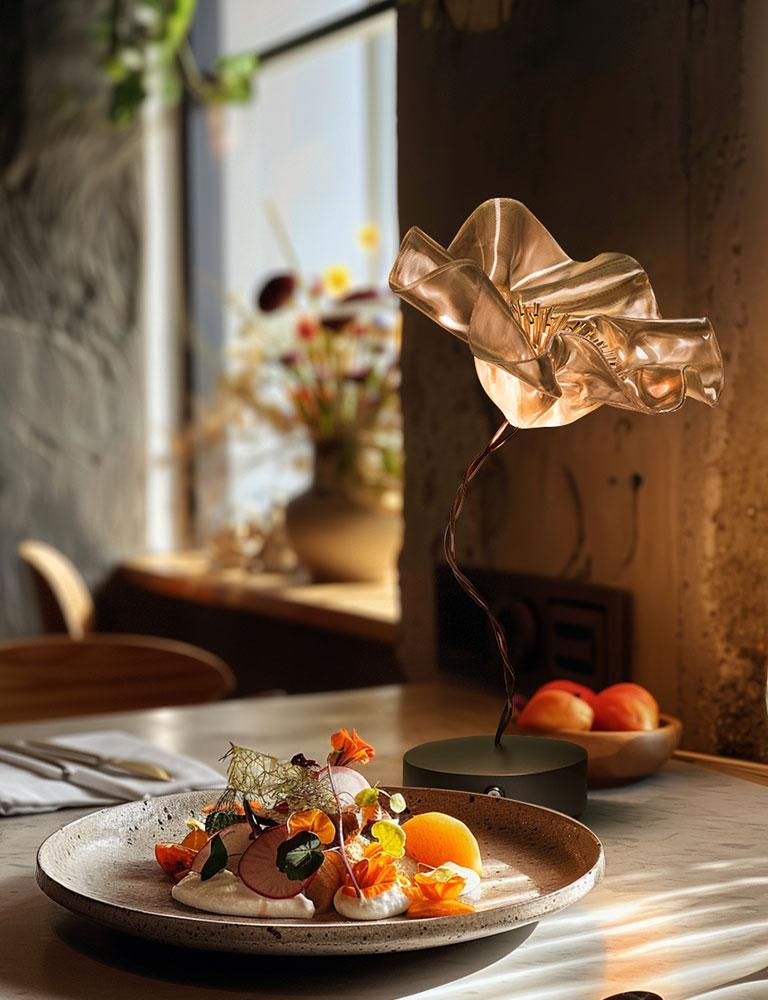 Marc Sadler a utilisé les technopolymères originaux de Slamp pour repousser les limites du design, en créant LaFleur, une fleur délicate et rechargeable qui s'illumine en chauffant et en moulant à la main le Lentiflex®. Le matériau est chauffé à