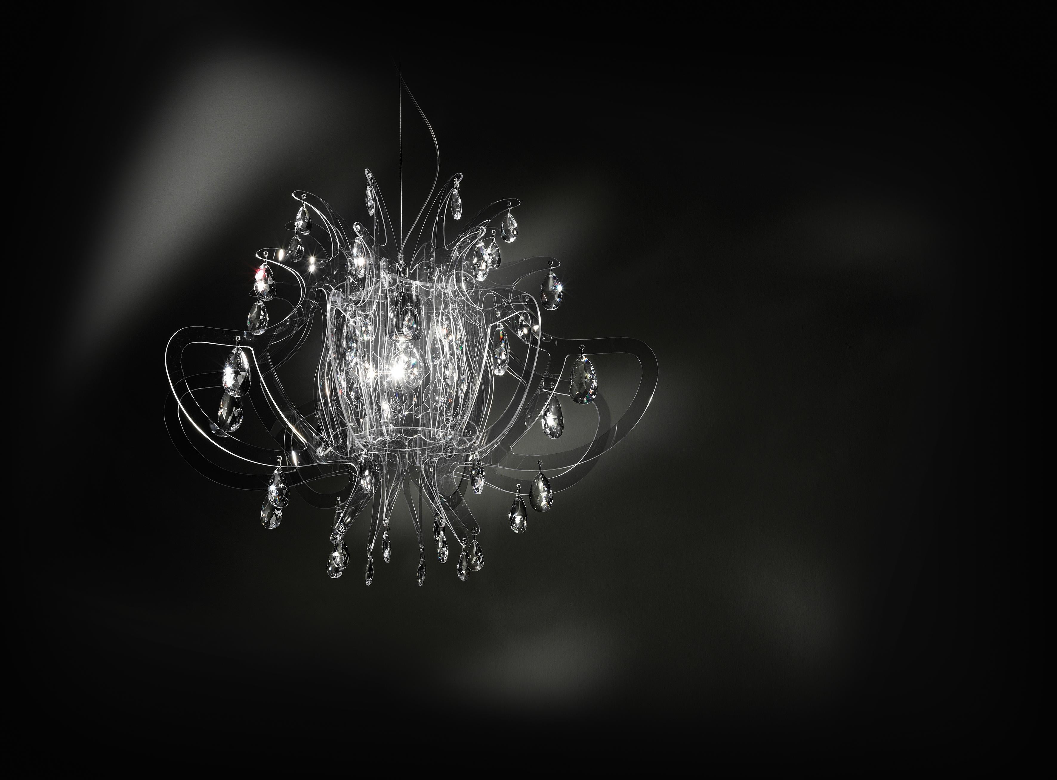Lillibet is a dramatic collection that marked SLAMP’s evolution of stylistic production just after the turn of the century. The radial structure easily connects to the central Cristalflex® cylinder, that reflects the added luxury of transparent