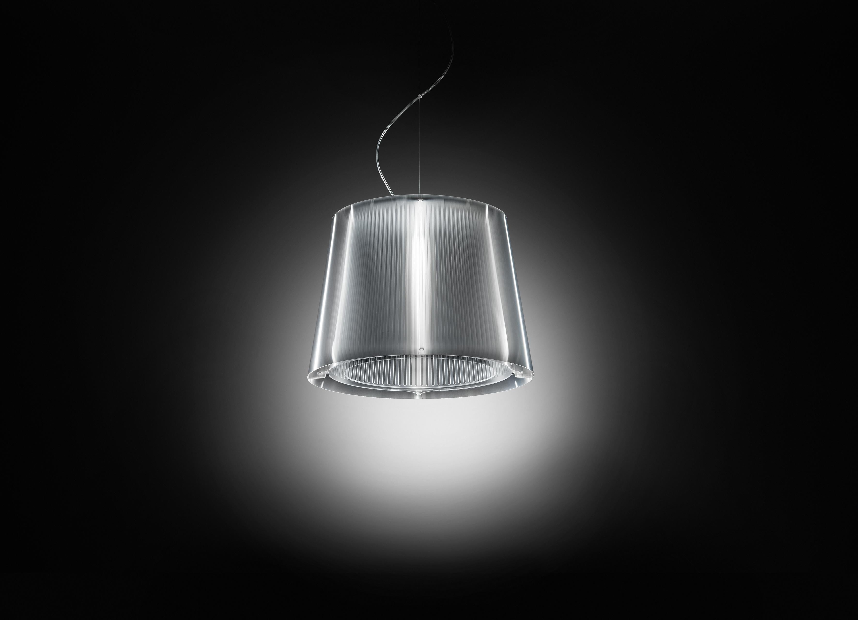 Liza has a double illumination system, with a courtesy LED in the base and bulb in the principle pleated shade, creating contrasts of light and shadows that give depth and warmth to any space. The collection also includes a floor version with an