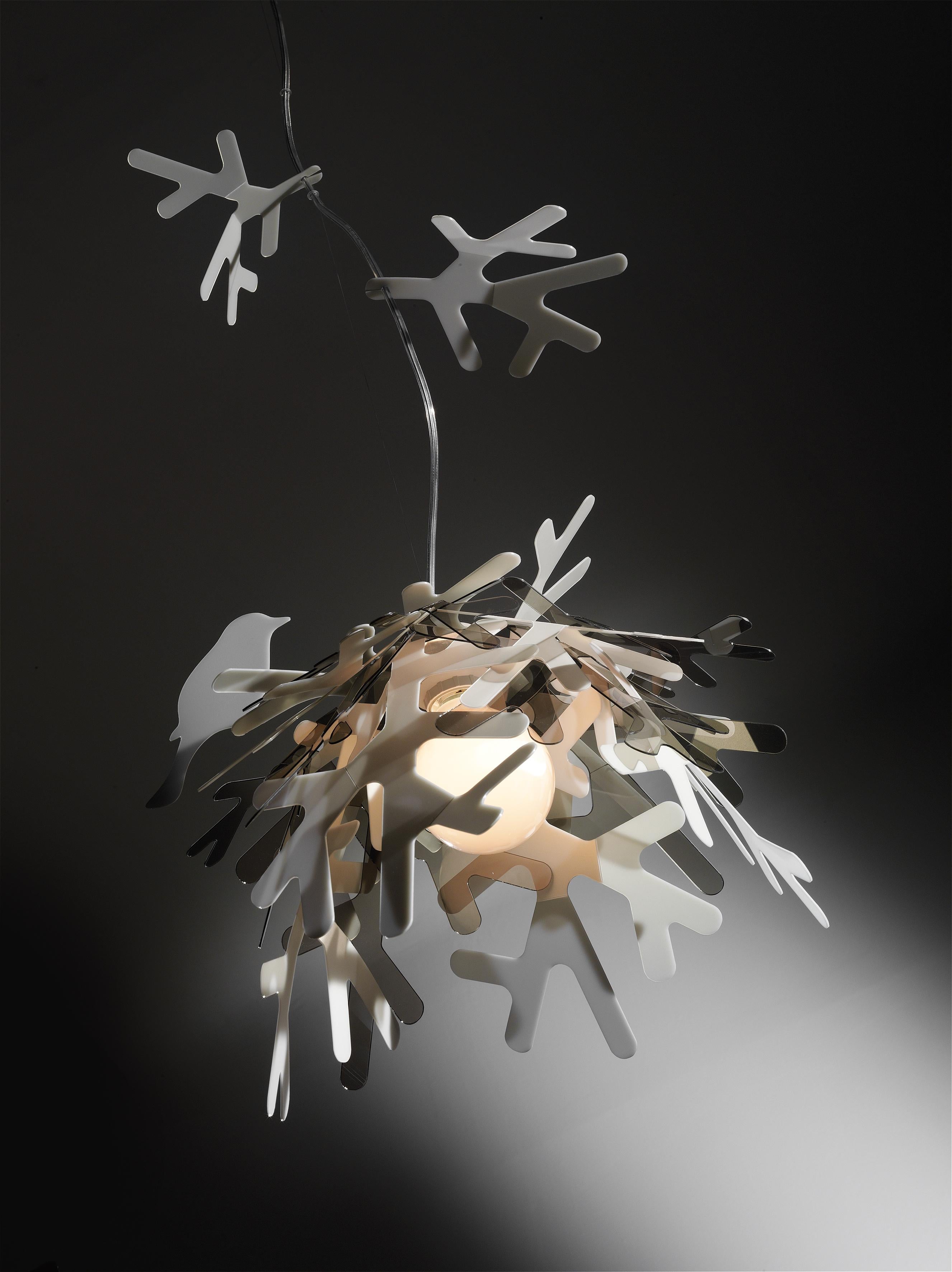 Luì takes its name and inspiration from the smallest bird on earth. Its welcoming, protective light is much like a nest in which one wants to return to again and again. Dreamlike, delicate, and imaginative, the lamp enchants with plays of