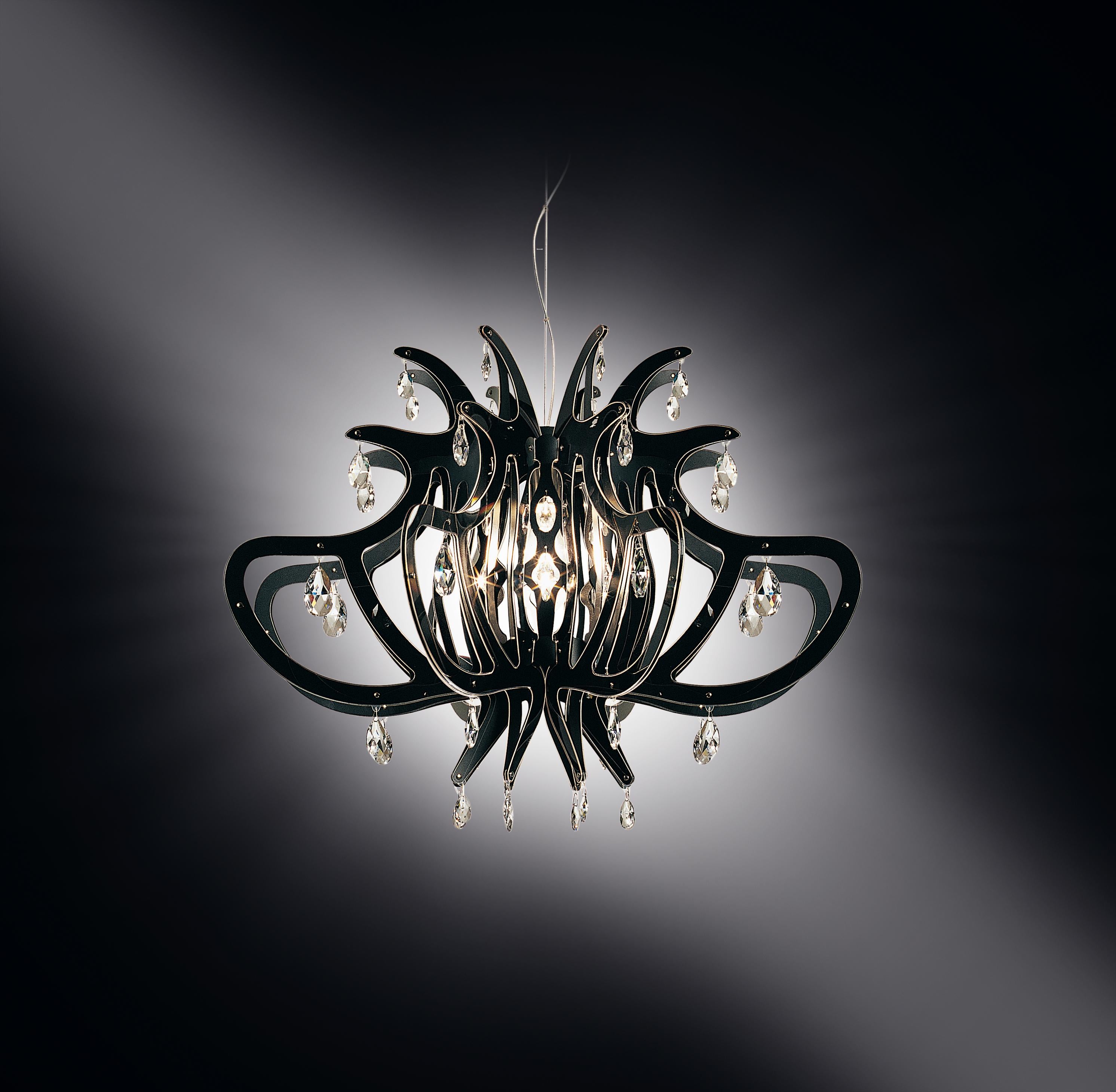 Medusa is a dramatic collection that marked Slamp’s evolution of stylistic production just after the turn of the century. The radial structure easily connects to the central Cristalflex cylinder, that reflects the added luxury of transparent