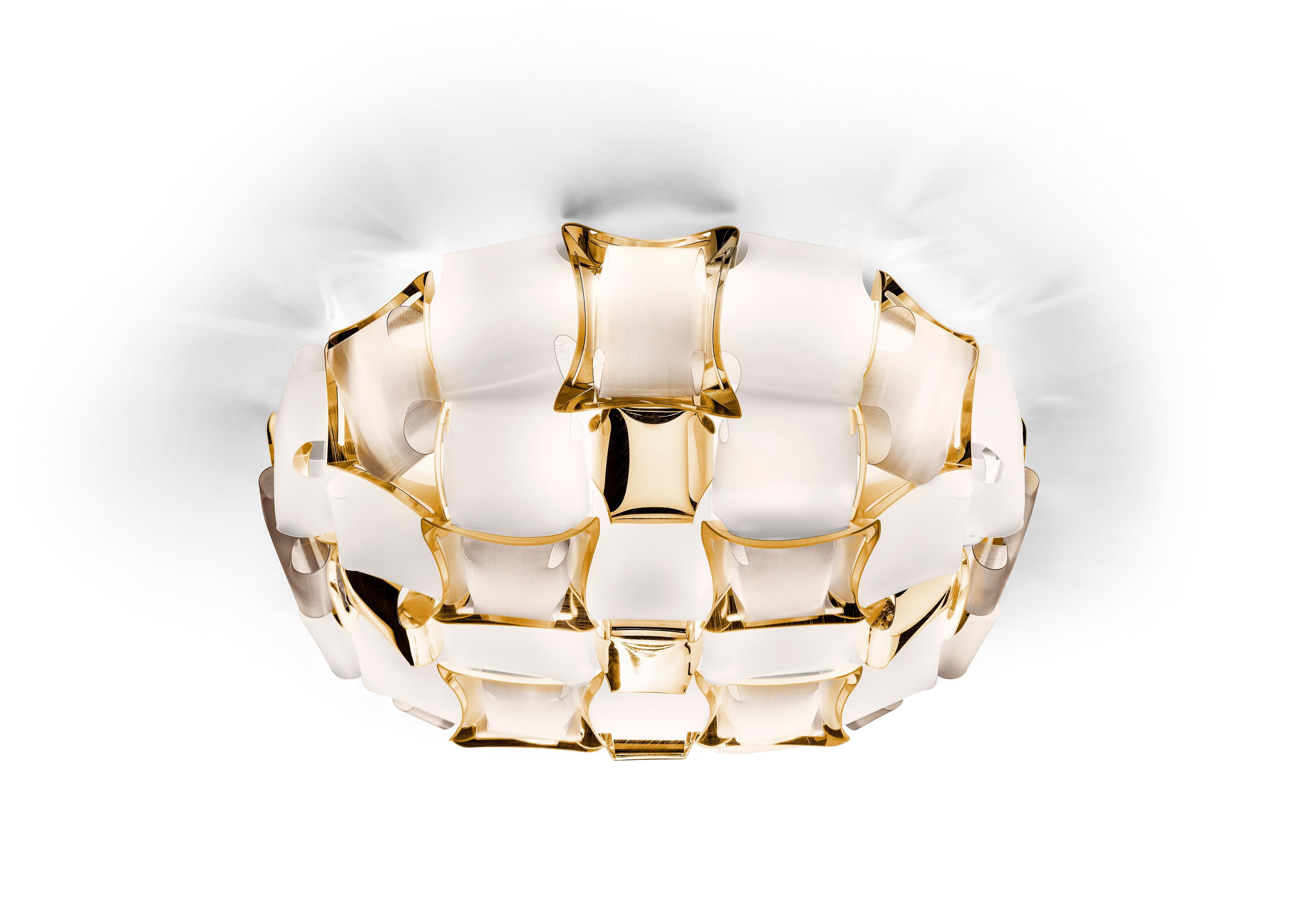 Mida est un plafonnier/mural doté de notre système magnétique exclusif, inspiré de l'univers des bijoux de haute couture. Un pavé de pierres précieuses incruste une monture presque invisible, et des pierres polies sont utilisées pour la fabrication