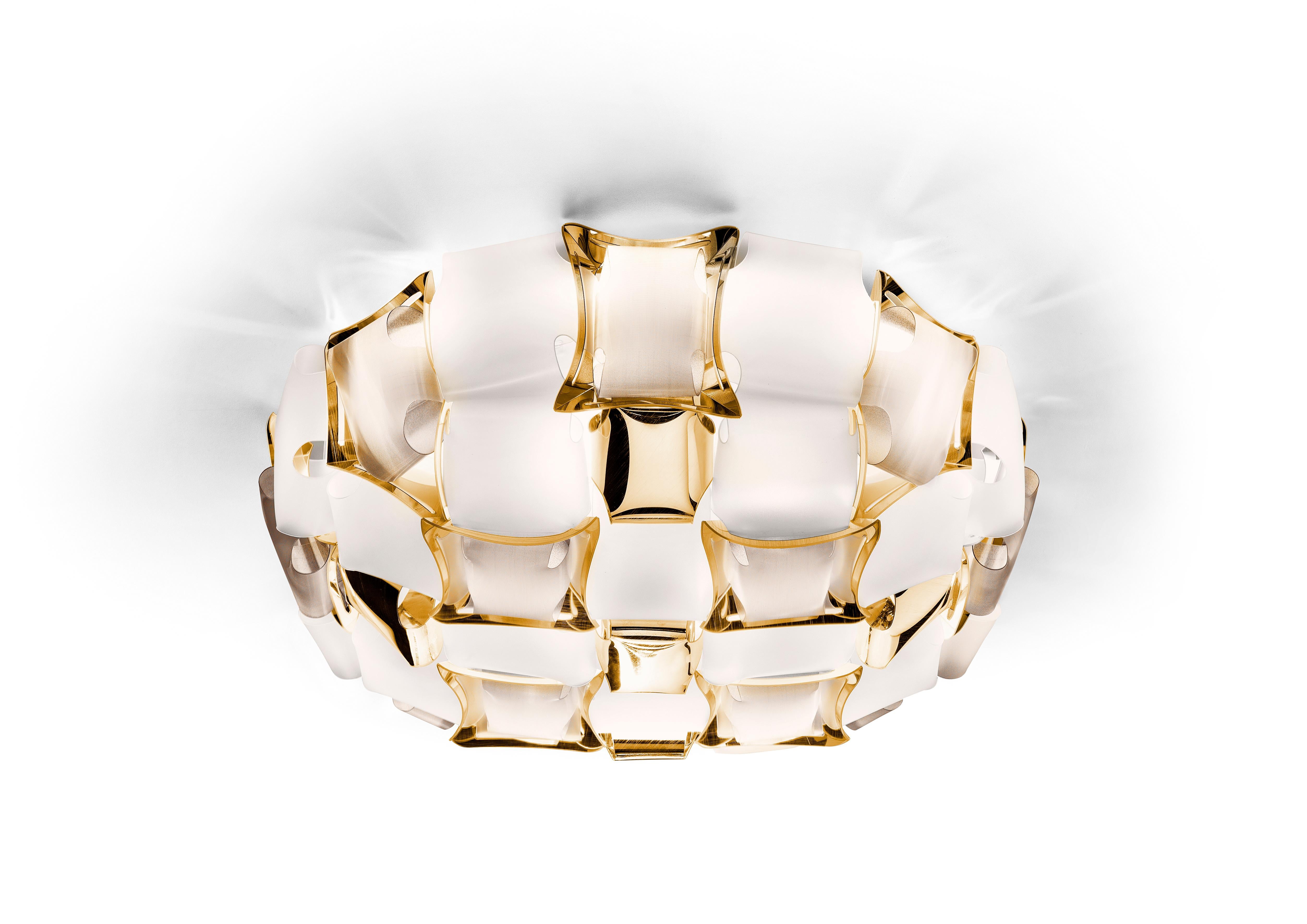 Mida est un plafonnier/mur avec notre système magnétique exclusif, inspiré par le monde des bijoux de haute couture. Un pavé de pierres précieuses incruste une monture presque invisible, et des pierres polies
cabochon sont dispersés géométriquement
