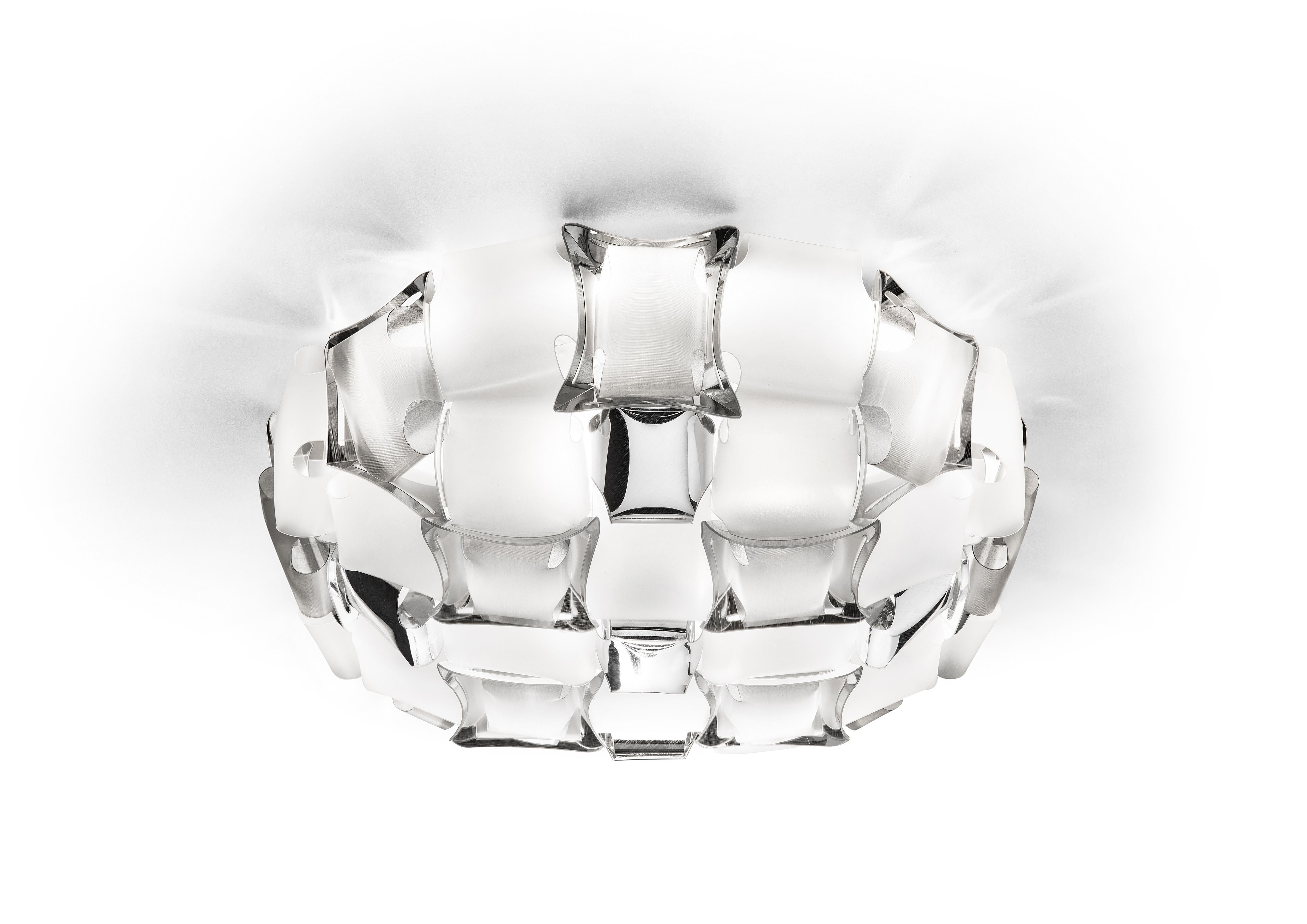 Mida est un plafonnier/mural doté de notre système magnétique exclusif, inspiré de l'univers des bijoux de haute couture. Un pavé de pierres précieuses incruste une monture presque invisible, et des pierres polies sont utilisées pour la fabrication