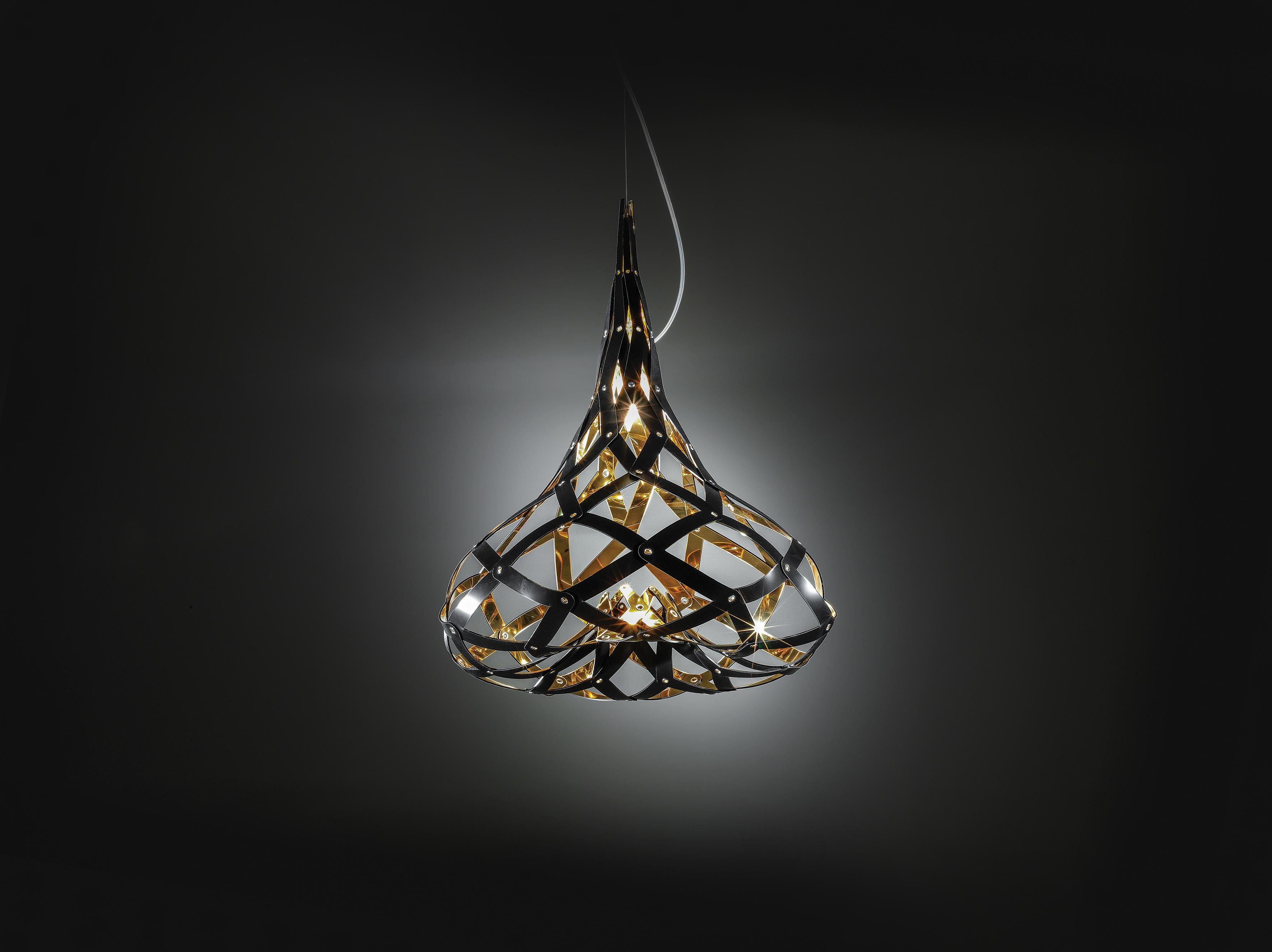 Legendary, splendid, and captivating, with a shape that conjures up images of an alchemist’s vials, this lamp brings a touch of magic to any interior. Its almost invisible cable adds to the enchantment, and when seen from below, it resembles the