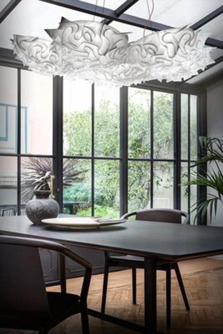 Ispirata al mondo dell'alta moda, dove regnano pieghe, plissettature e morbide forme strutturali, Veli è una collezione sofisticata e glamour, caratterizzata da una serie di elementi artigianali accuratamente collegati in un design sinuoso ed