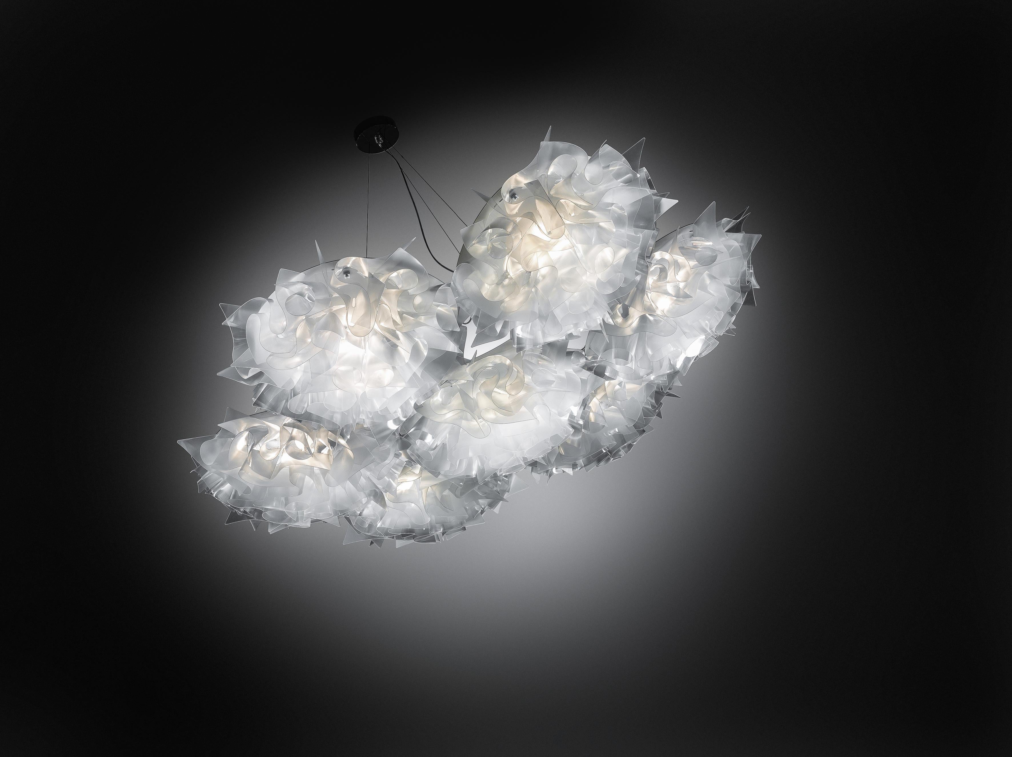 Ispirata al mondo dell'alta moda, dove regnano pieghe, plissettature e morbide forme strutturali, Veli è una collezione sofisticata e glamour, caratterizzata da una serie di elementi artigianali accuratamente collegati in un design sinuoso ed