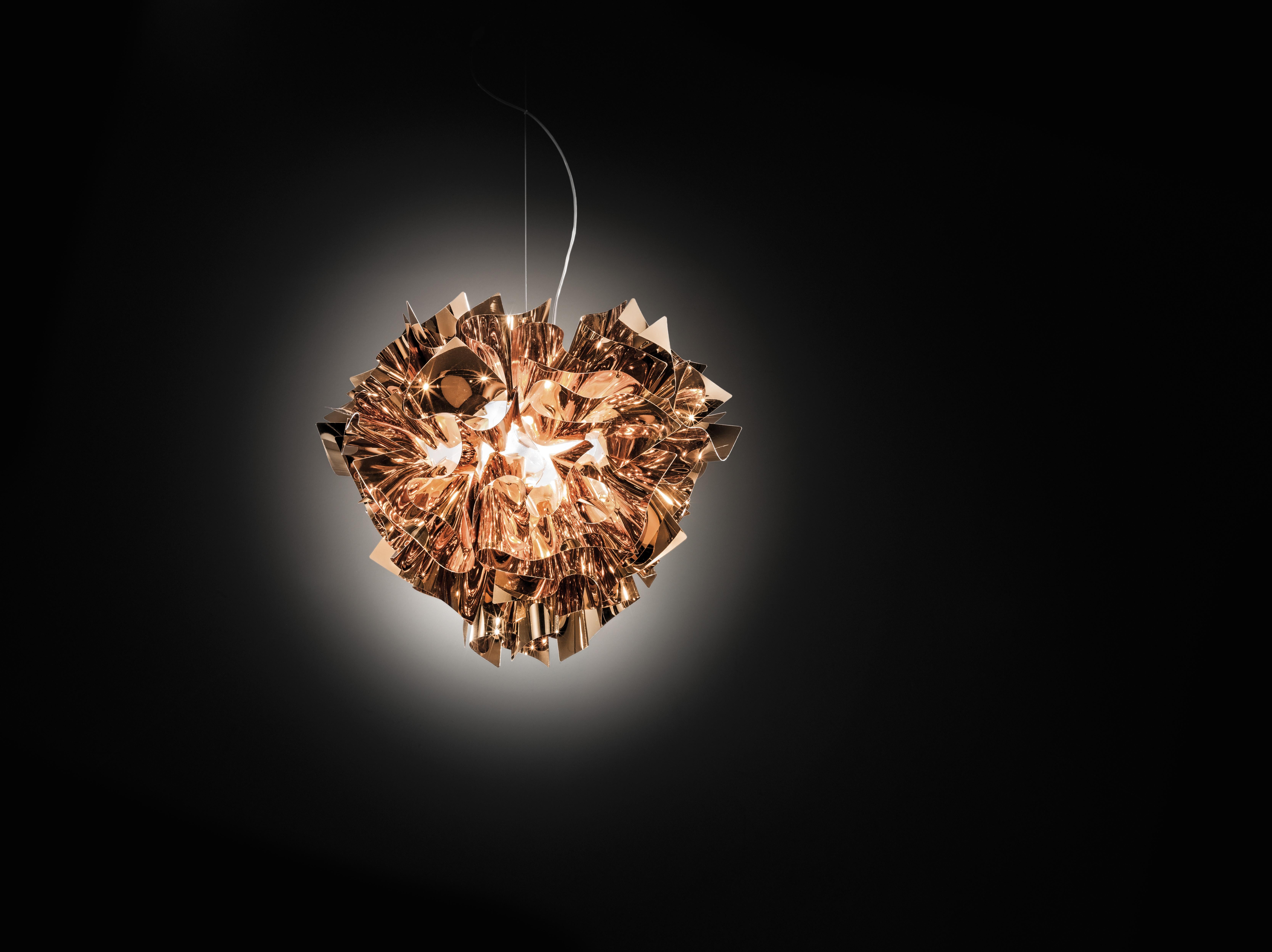 Ispirata al mondo dell'alta moda, dove regnano pieghe, plissettature e morbide forme strutturali, Veli è una collezione sofisticata e glamour, caratterizzata da una serie di elementi artigianali accuratamente collegati in un design sinuoso ed