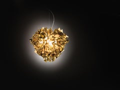 Lámpara de suspensión grande SLAMP Veli en oro de Adriano Rachele