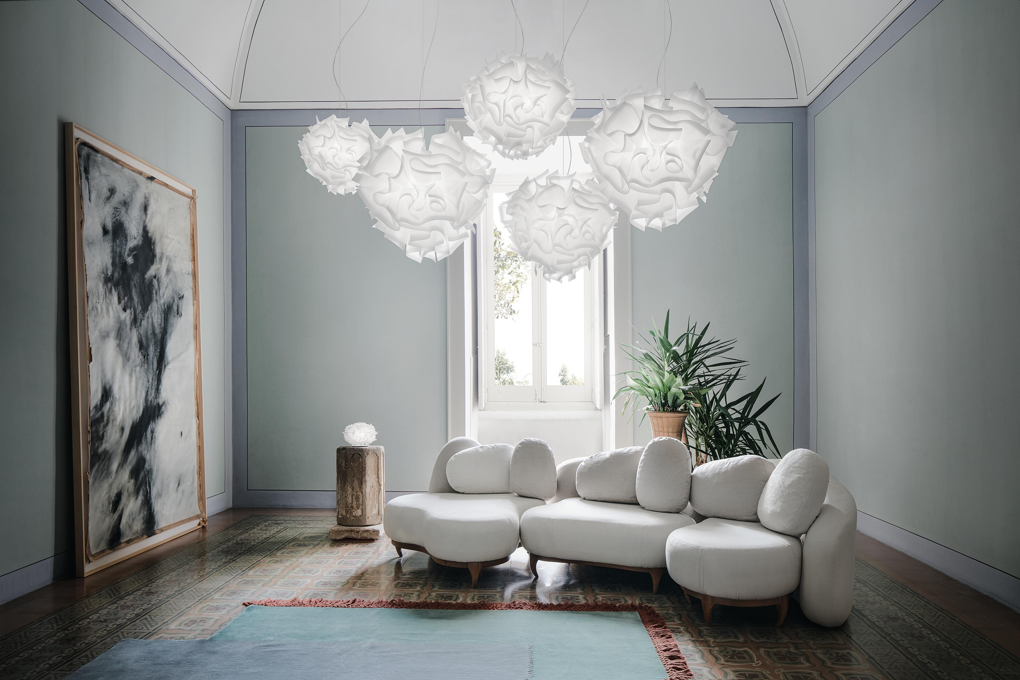 Ispirata al mondo dell'alta moda, dove regnano pieghe, plissettature e morbide forme strutturali, Veli è una collezione sofisticata e glamour, caratterizzata da una serie di elementi artigianali accuratamente collegati in un design sinuoso ed