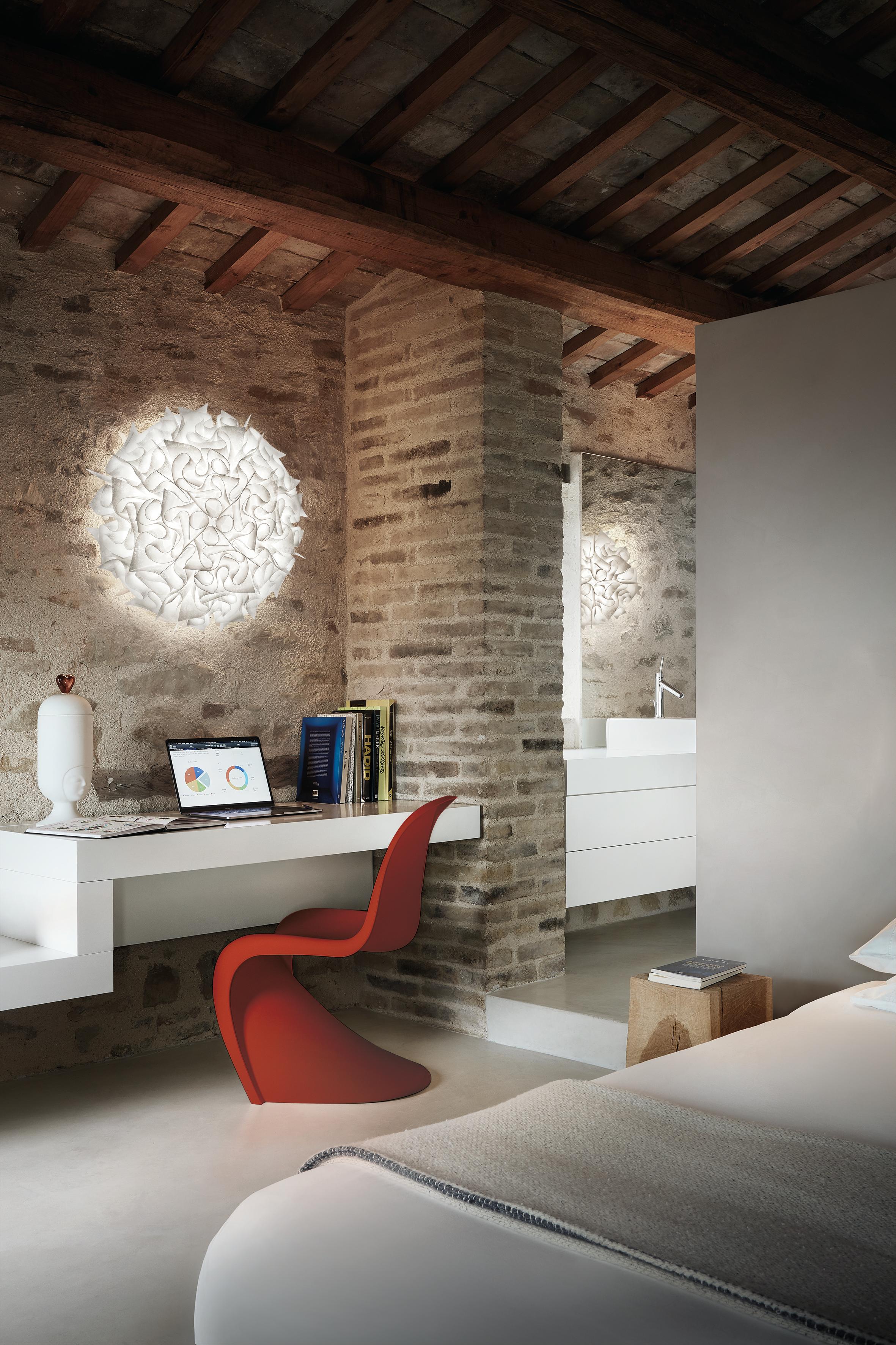 Inspired by the high fashion world, where folds, pleats and soft structural shapes reign, Veli is a sophisticated, glamorous collection featuring a series of handcrafted elements carefully connected in a sinuous, elegant design, mounted on a