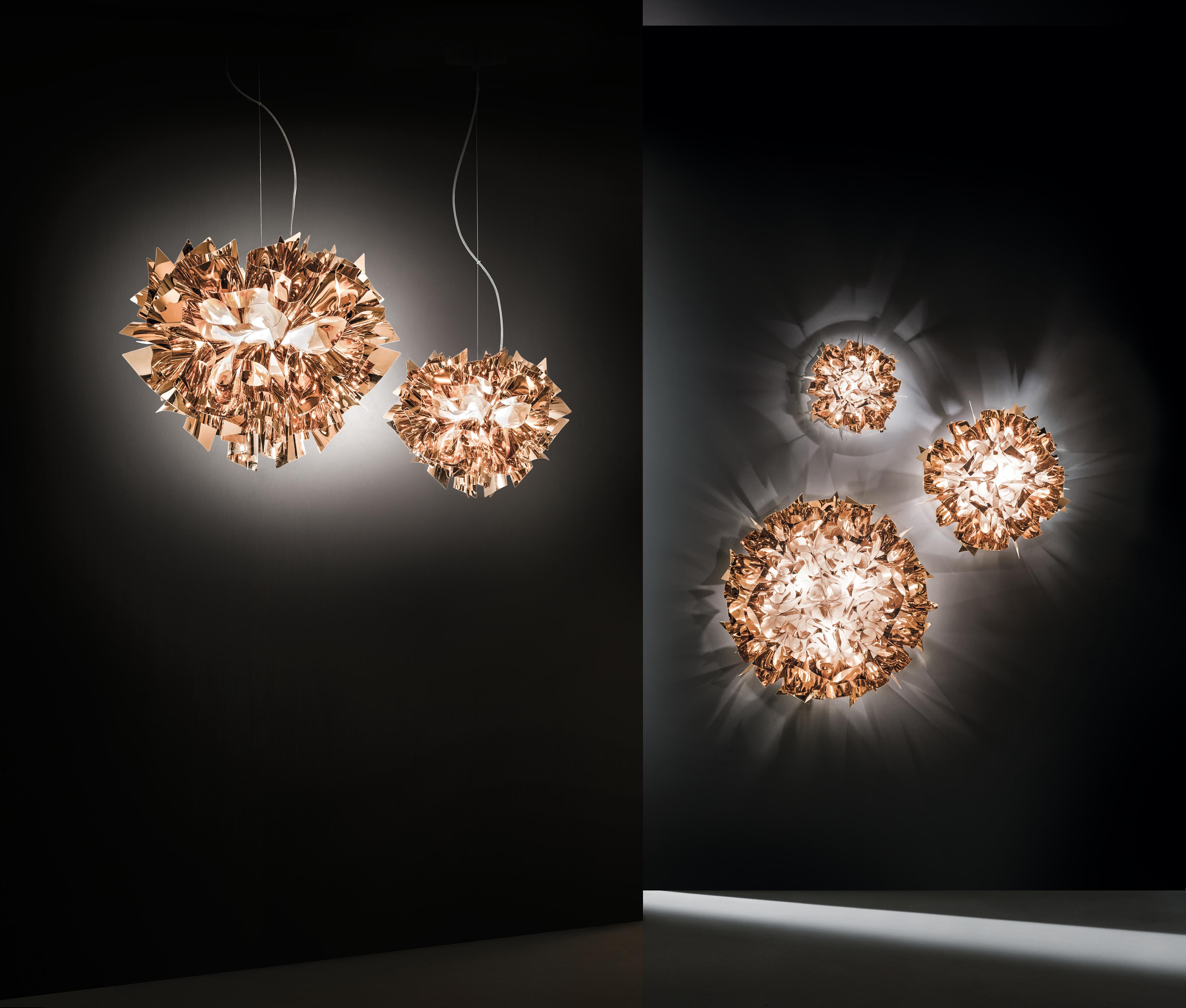 Ispirata al mondo dell'alta moda, dove regnano pieghe, plissettature e morbide forme strutturali, Veli è una collezione sofisticata e glamour, caratterizzata da una serie di elementi artigianali accuratamente collegati in un design sinuoso ed