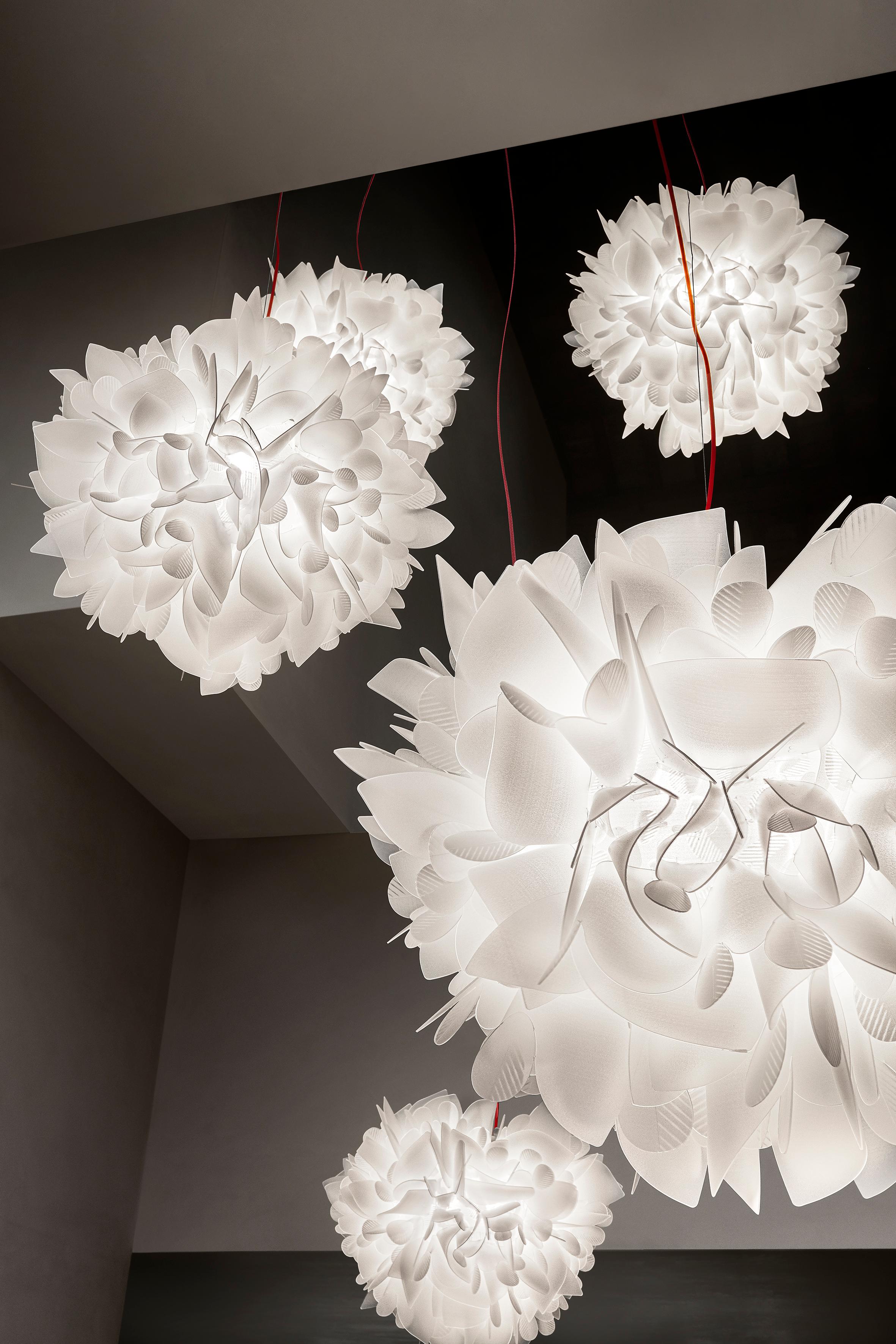 XXI secolo e contemporaneo SLAMP Veli Medium Suspension Light in Foliage w/ Red Wire di Adriano Rachele in vendita