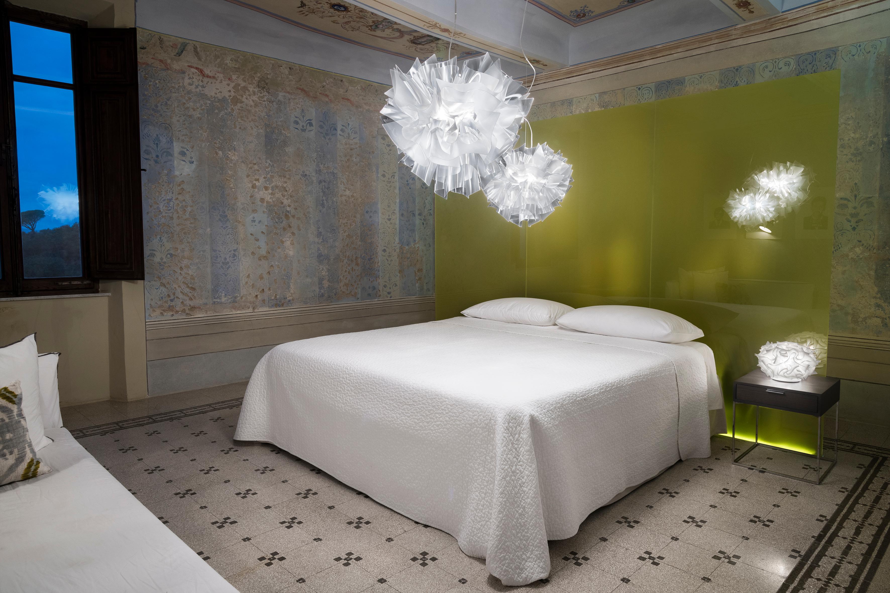 Fatto a mano SLAMP Veli Medium Suspension Light in Prisma di Adriano Rachele in vendita